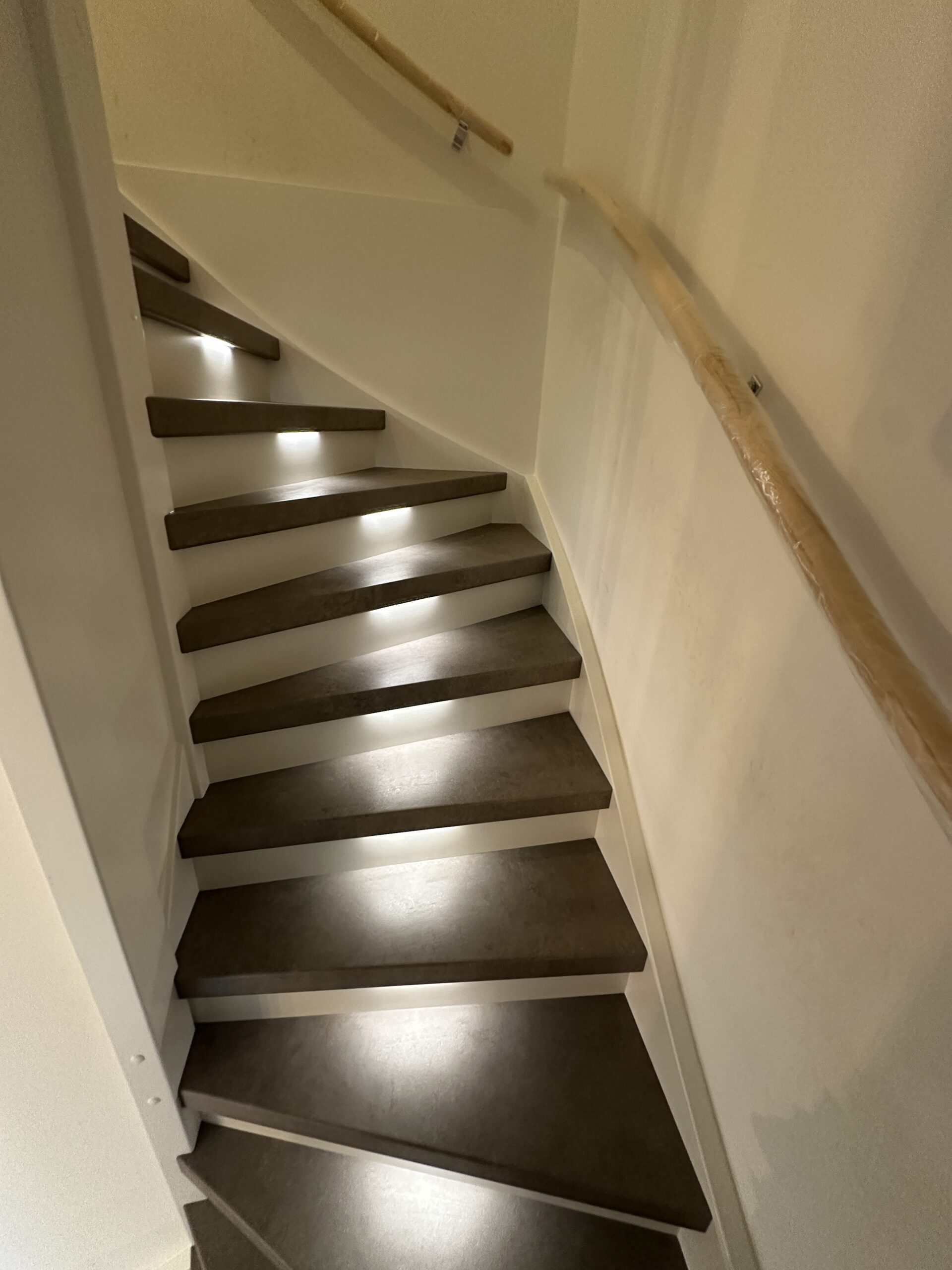 Traprenovatie Zoetermeer steenlook decor lichtgrijs