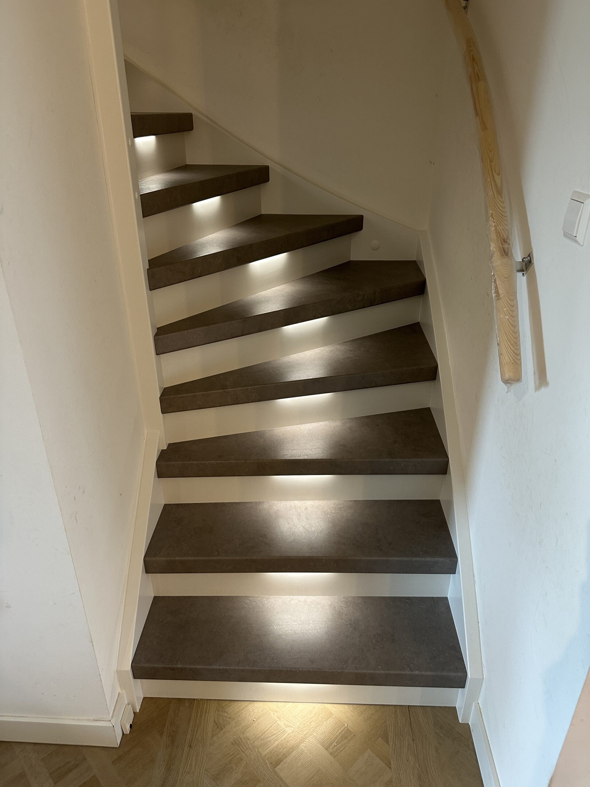 Traprenovatie Zoetermeer steenlook decor lichtgrijs