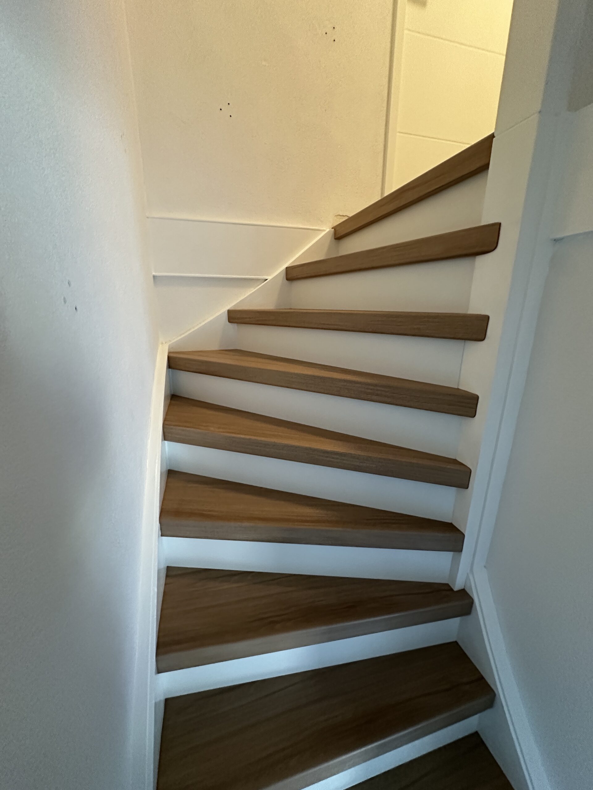 oor deze klant in Berkel en Rodenrijs hebben wij een dichte trap mogen renoveren. De klant koos voor het Amalfi decor op de treden met witte stootborden wat de trap direct een frisse uitstraling geeft. De laatste trede is mooi afgewerkt met een champagnekleurig aluminium profiel.