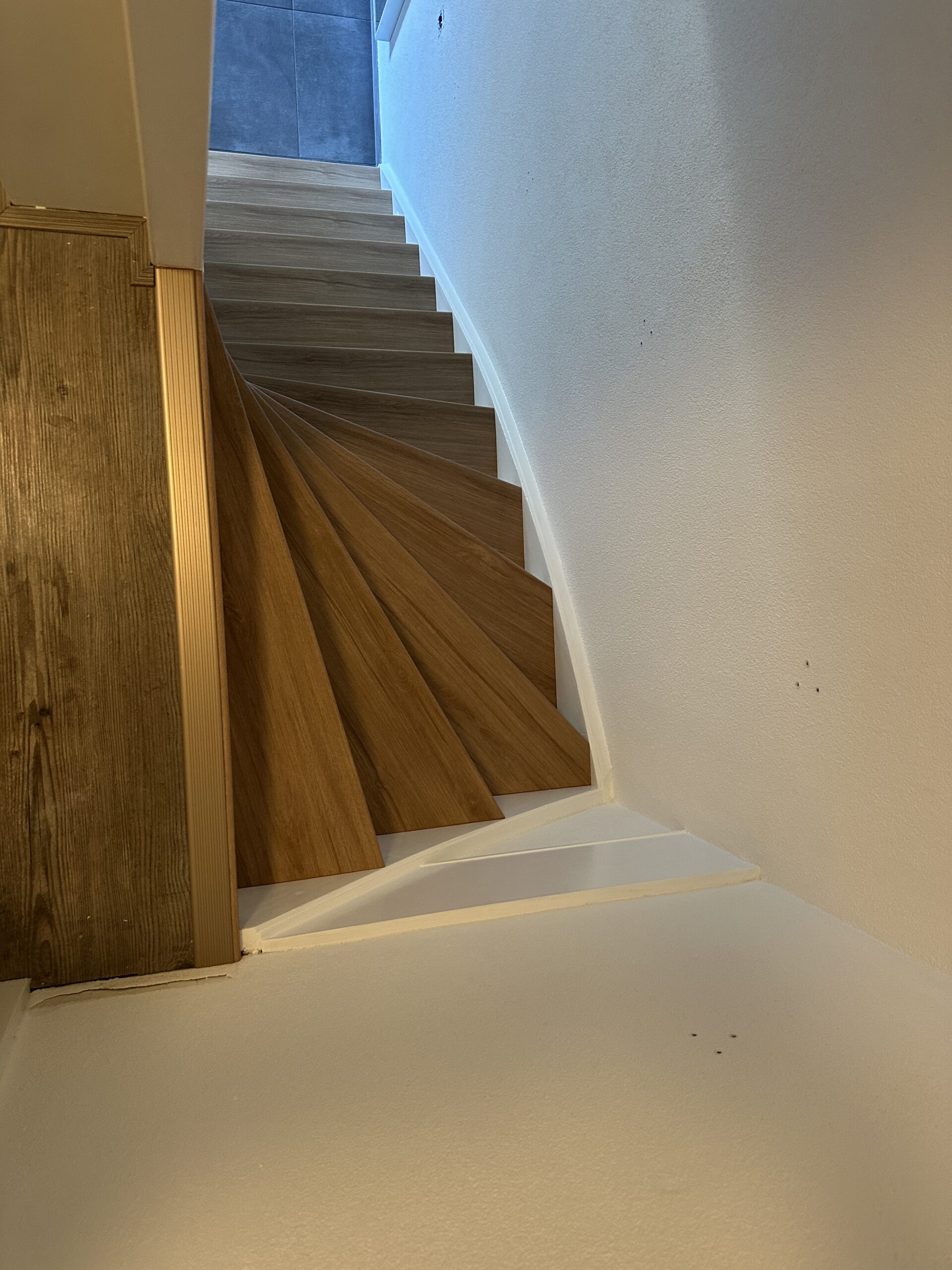 oor deze klant in Berkel en Rodenrijs hebben wij een dichte trap mogen renoveren. De klant koos voor het Amalfi decor op de treden met witte stootborden wat de trap direct een frisse uitstraling geeft. De laatste trede is mooi afgewerkt met een champagnekleurig aluminium profiel.