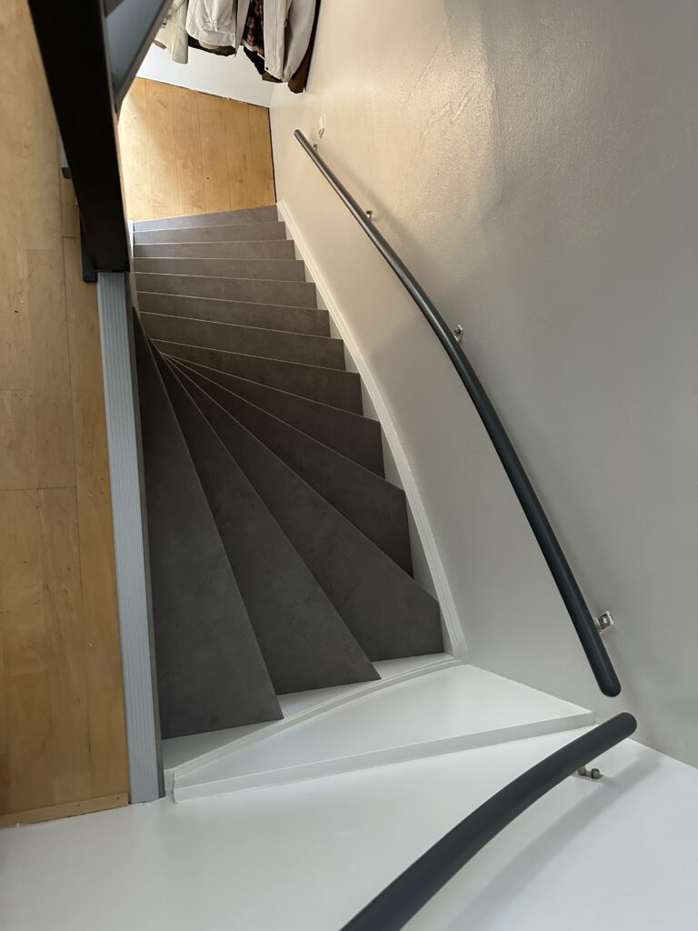 Voor deze klant in Zoetermeer hebben we een dichte trap mogen renoveren. De klant koos voor zowel op de treden als de stootborden voor het Loft decor. De laatste trede is mooi afgewerkt met een zilverkleurig aluminium profiel.