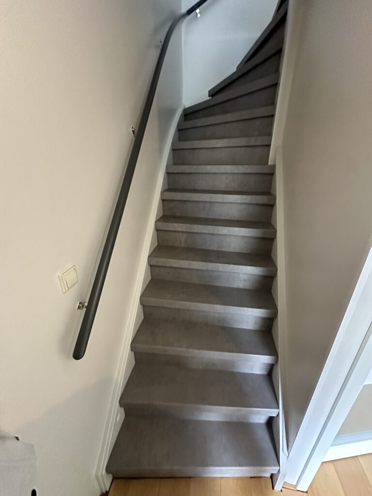 Voor deze klant in Zoetermeer hebben we een dichte trap mogen renoveren. De klant koos voor zowel op de treden als de stootborden voor het Loft decor. De laatste trede is mooi afgewerkt met een zilverkleurig aluminium profiel.