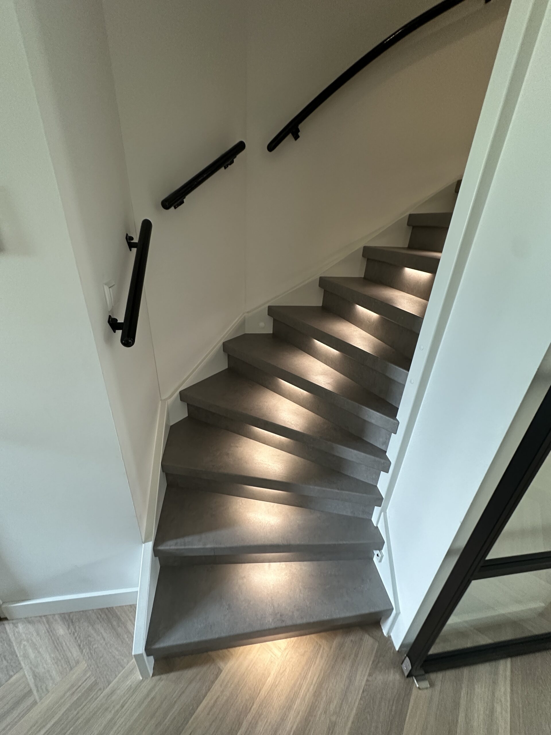 Voor deze klant in Roelofarendsveen hebben wij 2 trappen mogen renoveren. Een dichte trap op de begane grond en een open trap op de eerste verdieping. De klant koos voor het Loft decor voor zowel de treden als de stootborden. De laatste treden zijn mooi afgewerkt met een zilverkleurig aluminium profiel. De dichte trap op begane grond hebben we ook mogen voorzien van LED-verlichting. De LED-verlichting gaat automatisch aan indien je je in de buurt van de trap bevindt, dit door draadloze bewegingssensoren. Ook kan de klant door middel van een app de kleurtemperatuur en kleursterkte bepalen.