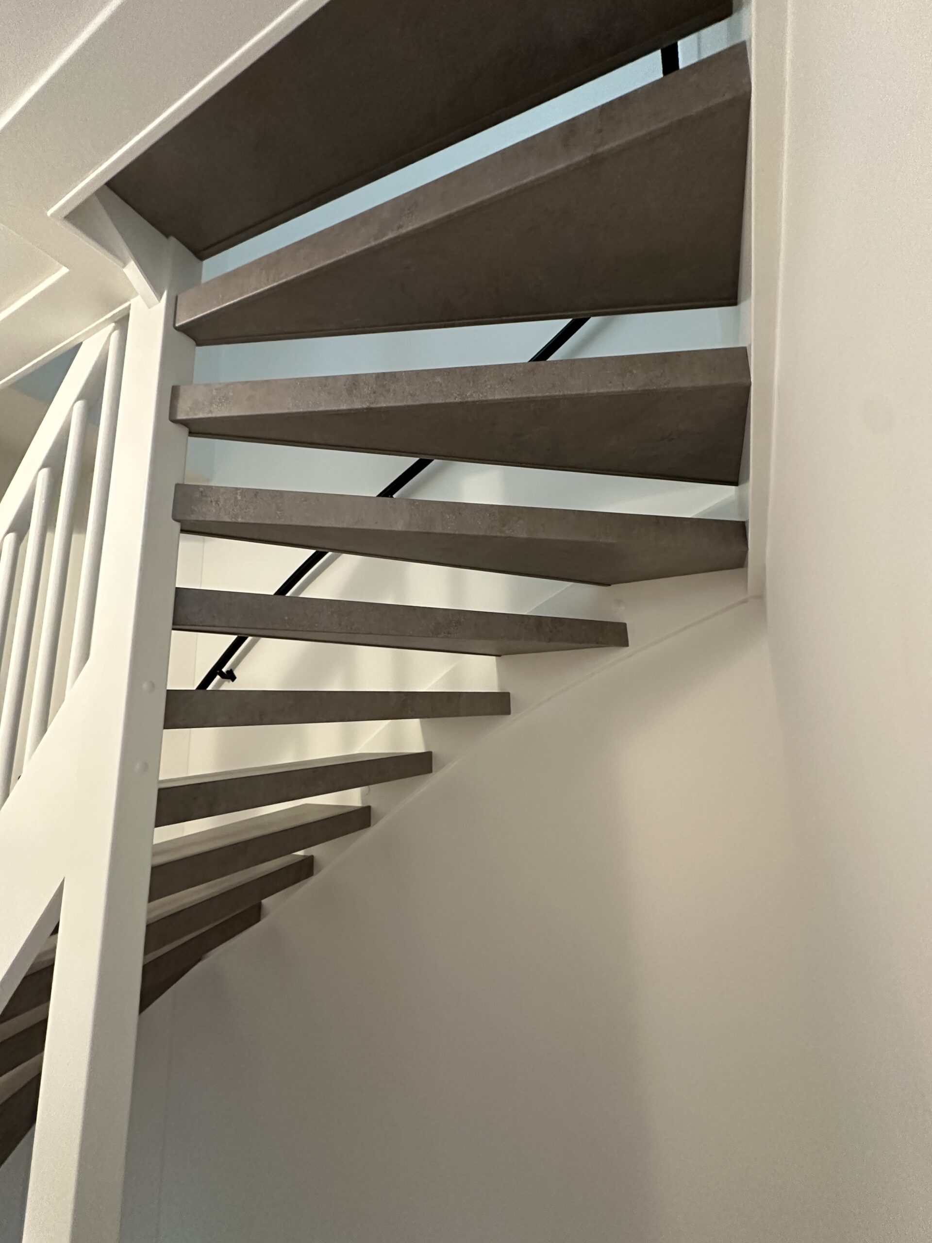 Voor deze klant in Roelofarendsveen hebben wij 2 trappen mogen renoveren. Een dichte trap op de begane grond en een open trap op de eerste verdieping. De klant koos voor het Loft decor voor zowel de treden als de stootborden. De laatste treden zijn mooi afgewerkt met een zilverkleurig aluminium profiel. De dichte trap op begane grond hebben we ook mogen voorzien van LED-verlichting. De LED-verlichting gaat automatisch aan indien je je in de buurt van de trap bevindt, dit door draadloze bewegingssensoren. Ook kan de klant door middel van een app de kleurtemperatuur en kleursterkte bepalen.