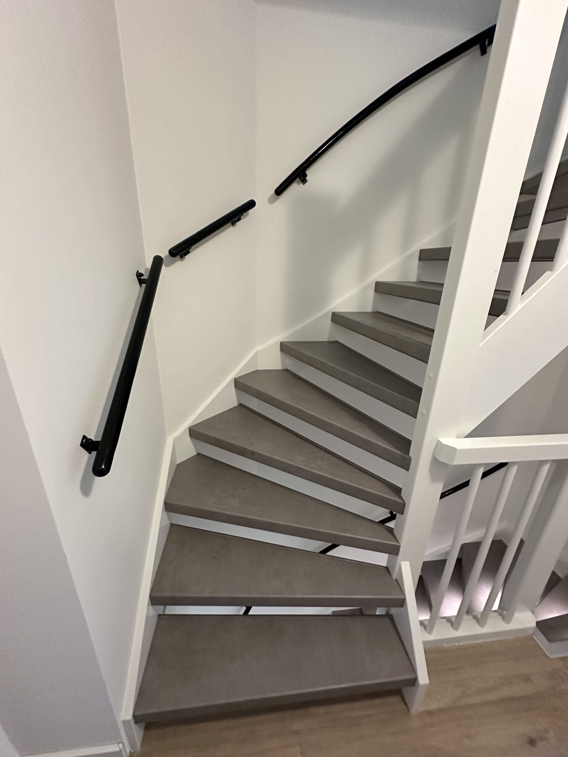 Voor deze klant in Roelofarendsveen hebben wij 2 trappen mogen renoveren. Een dichte trap op de begane grond en een open trap op de eerste verdieping. De klant koos voor het Loft decor voor zowel de treden als de stootborden. De laatste treden zijn mooi afgewerkt met een zilverkleurig aluminium profiel. De dichte trap op begane grond hebben we ook mogen voorzien van LED-verlichting. De LED-verlichting gaat automatisch aan indien je je in de buurt van de trap bevindt, dit door draadloze bewegingssensoren. Ook kan de klant door middel van een app de kleurtemperatuur en kleursterkte bepalen.