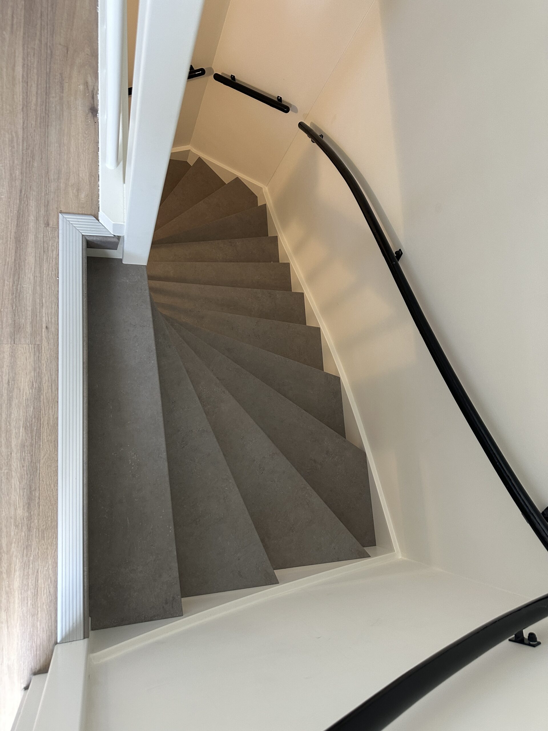 Voor deze klant in Roelofarendsveen hebben wij 2 trappen mogen renoveren. Een dichte trap op de begane grond en een open trap op de eerste verdieping. De klant koos voor het Loft decor voor zowel de treden als de stootborden. De laatste treden zijn mooi afgewerkt met een zilverkleurig aluminium profiel. De dichte trap op begane grond hebben we ook mogen voorzien van LED-verlichting. De LED-verlichting gaat automatisch aan indien je je in de buurt van de trap bevindt, dit door draadloze bewegingssensoren. Ook kan de klant door middel van een app de kleurtemperatuur en kleursterkte bepalen.