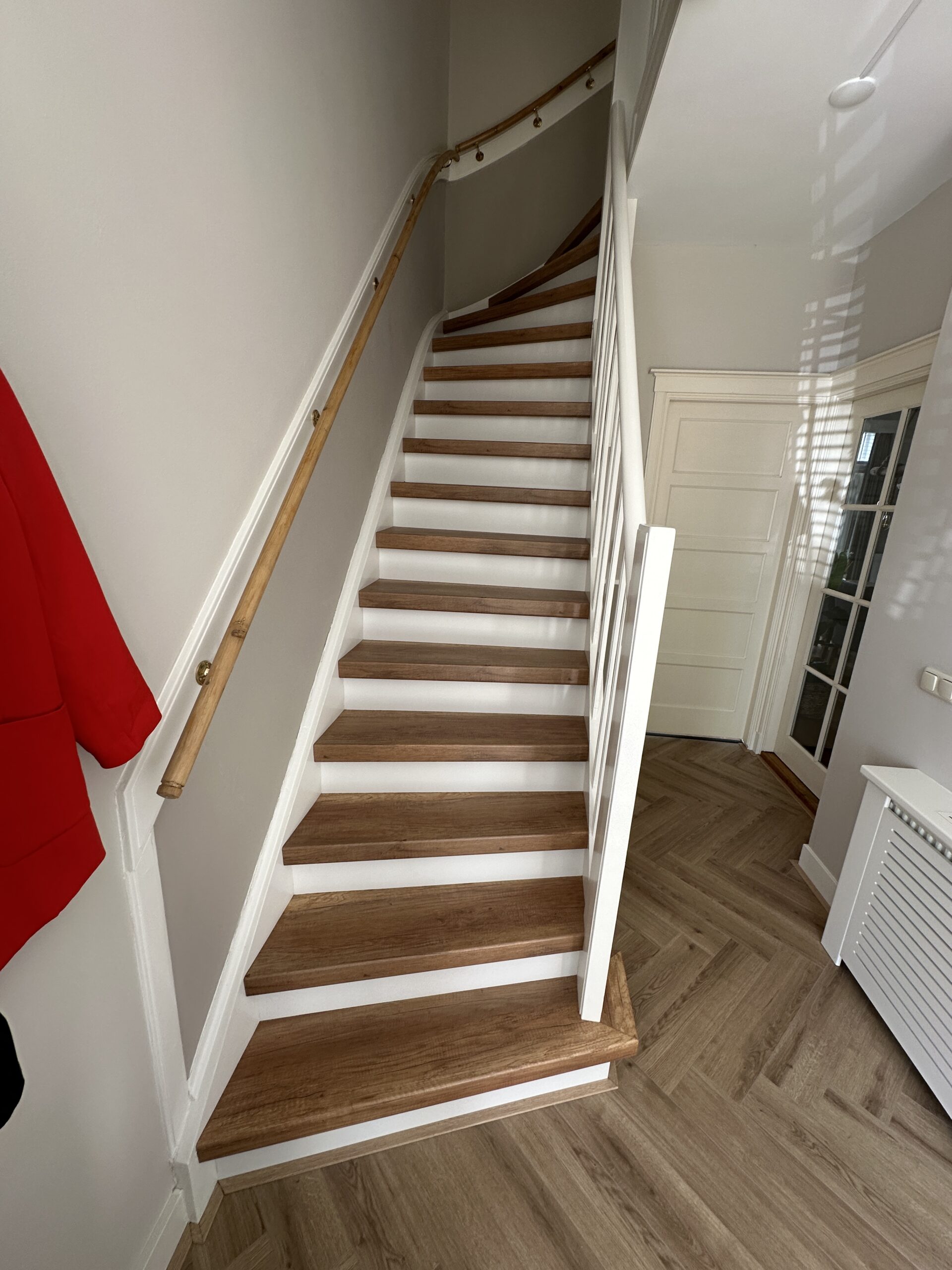 Voor deze klant in Wassenaar hebben wij 2 dichte trappen mogen renoveren in een jaren 30 woning. De klant koos voor het Cognac decor voor op de treden met witte stootborden wat de trap direct een frisse uitstraling geeft. De laatste treden zijn mooi afgewerkt met een champagnekleurig aluminium profiel.