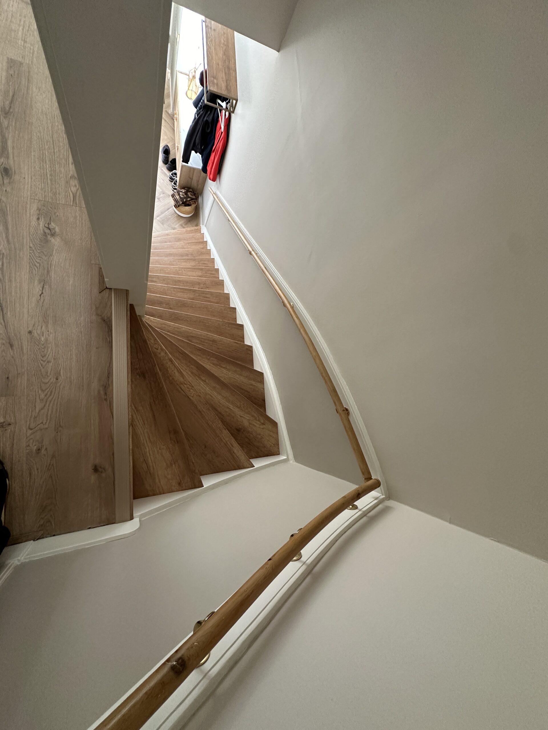 Voor deze klant in Wassenaar hebben wij 2 dichte trappen mogen renoveren in een jaren 30 woning. De klant koos voor het Cognac decor voor op de treden met witte stootborden wat de trap direct een frisse uitstraling geeft. De laatste treden zijn mooi afgewerkt met een champagnekleurig aluminium profiel.