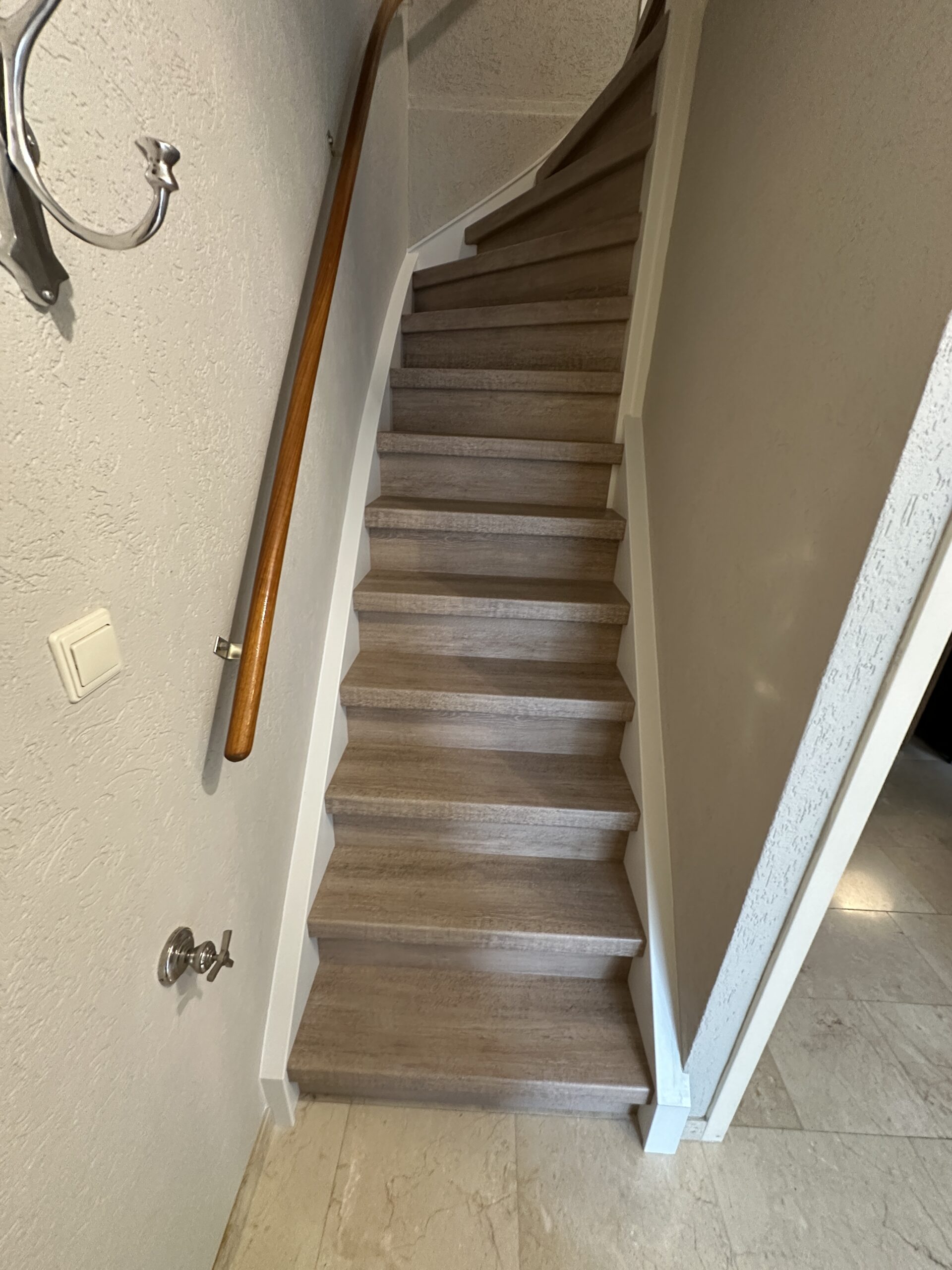 Voor deze klant in Zoetermeer hebben wij 2 trappen mogen renoveren. Een dichte trap op de begane grond en een open trap op de eerste verdieping. De klant koos voor het Country decor voor zowel de treden als de stootborden. De laatste treden zijn mooi afgewerkt met een zilverkleurig aluminium profiel. De wangen van de trap hebben we ook mogen renoveren omdat deze volledig onder de lijmresten van het tapijt zaten. Deze hebben we een friswitte kleur gegeven, evenals de afdekkappen.