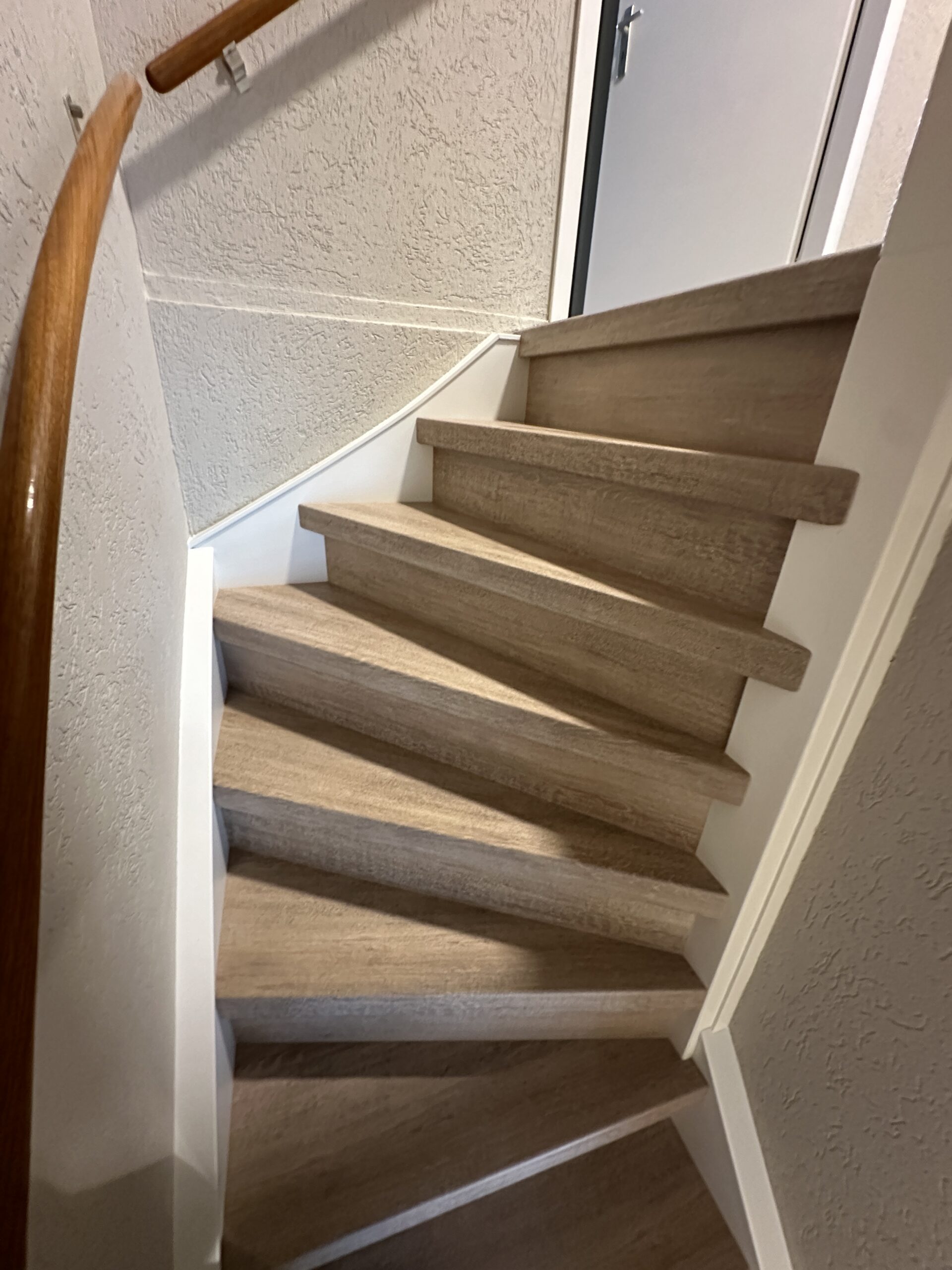 Voor deze klant in Zoetermeer hebben wij 2 trappen mogen renoveren. Een dichte trap op de begane grond en een open trap op de eerste verdieping. De klant koos voor het Country decor voor zowel de treden als de stootborden. De laatste treden zijn mooi afgewerkt met een zilverkleurig aluminium profiel. De wangen van de trap hebben we ook mogen renoveren omdat deze volledig onder de lijmresten van het tapijt zaten. Deze hebben we een friswitte kleur gegeven, evenals de afdekkappen.