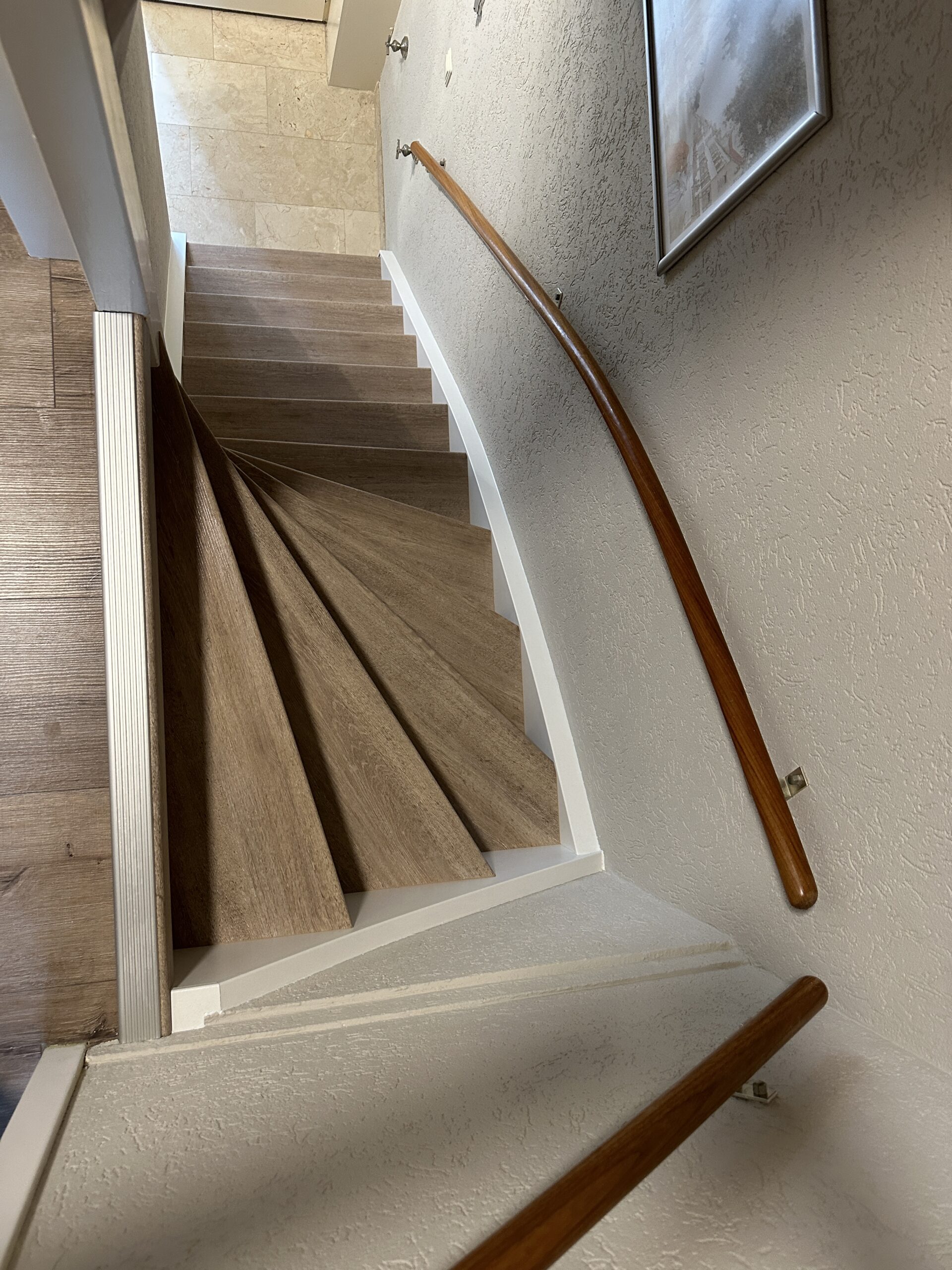 Voor deze klant in Zoetermeer hebben wij 2 trappen mogen renoveren. Een dichte trap op de begane grond en een open trap op de eerste verdieping. De klant koos voor het Country decor voor zowel de treden als de stootborden. De laatste treden zijn mooi afgewerkt met een zilverkleurig aluminium profiel. De wangen van de trap hebben we ook mogen renoveren omdat deze volledig onder de lijmresten van het tapijt zaten. Deze hebben we een friswitte kleur gegeven, evenals de afdekkappen.