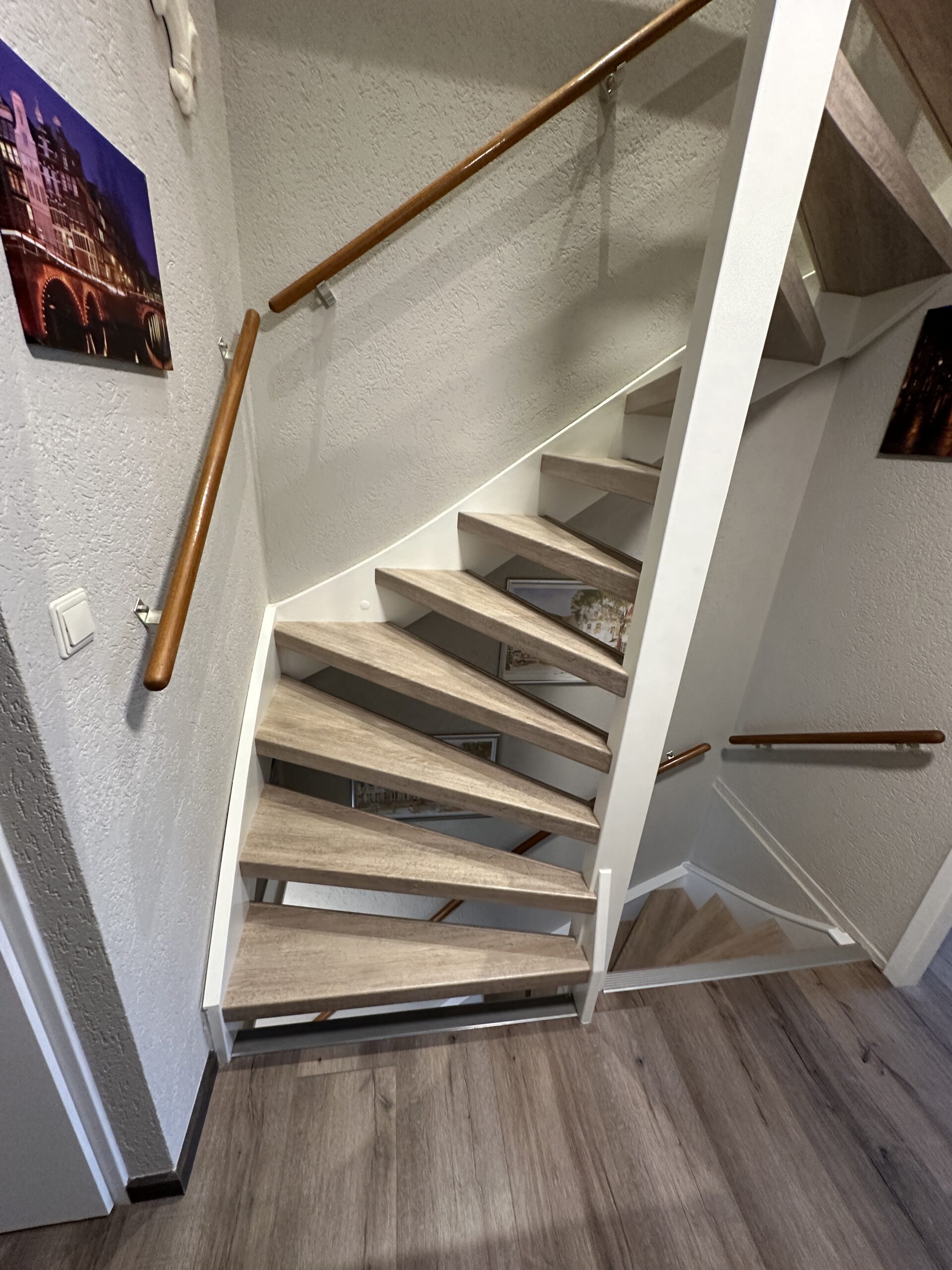 Voor deze klant in Zoetermeer hebben wij 2 trappen mogen renoveren. Een dichte trap op de begane grond en een open trap op de eerste verdieping. De klant koos voor het Country decor voor zowel de treden als de stootborden. De laatste treden zijn mooi afgewerkt met een zilverkleurig aluminium profiel. De wangen van de trap hebben we ook mogen renoveren omdat deze volledig onder de lijmresten van het tapijt zaten. Deze hebben we een friswitte kleur gegeven, evenals de afdekkappen.