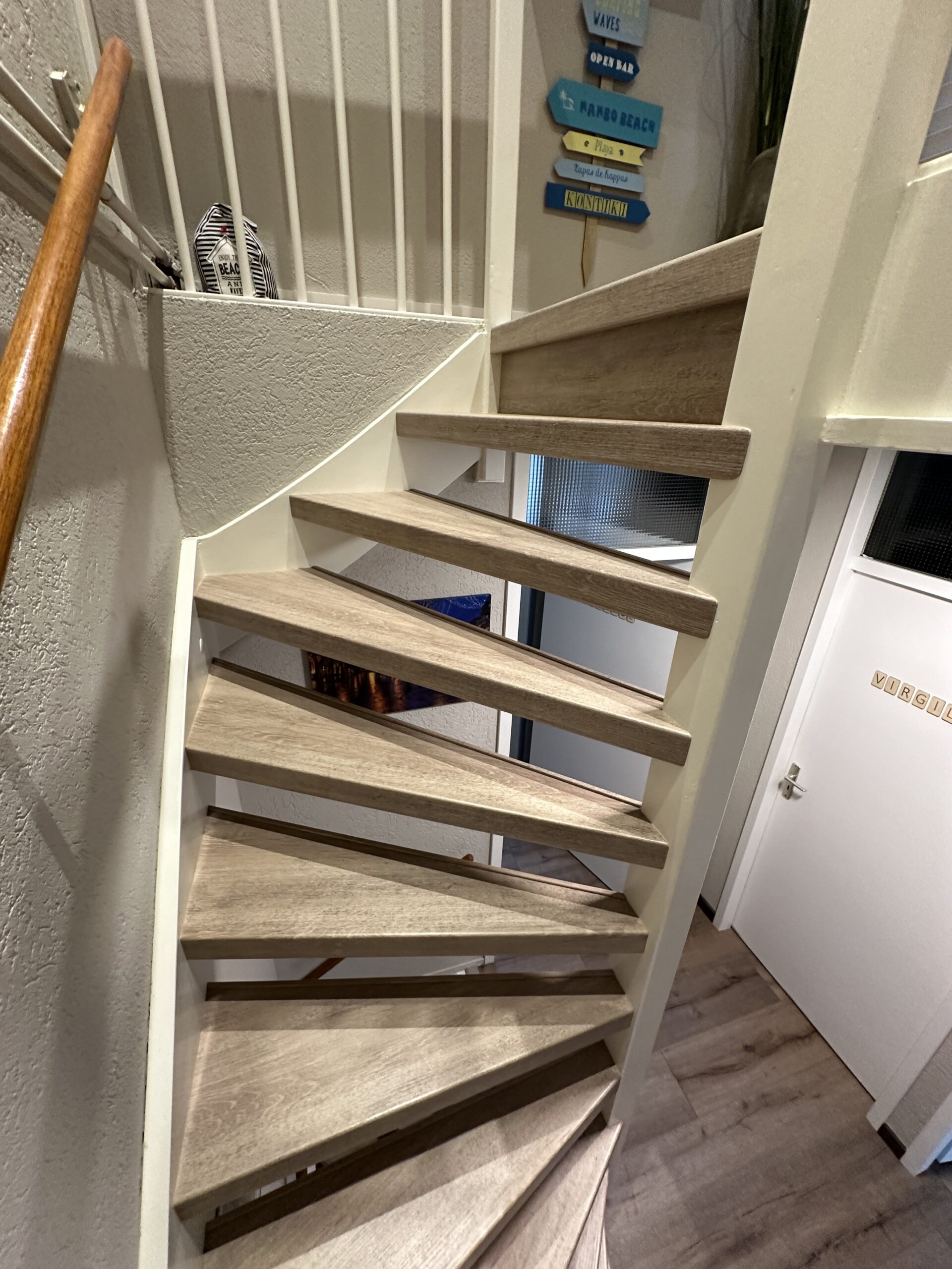 Voor deze klant in Zoetermeer hebben wij 2 trappen mogen renoveren. Een dichte trap op de begane grond en een open trap op de eerste verdieping. De klant koos voor het Country decor voor zowel de treden als de stootborden. De laatste treden zijn mooi afgewerkt met een zilverkleurig aluminium profiel. De wangen van de trap hebben we ook mogen renoveren omdat deze volledig onder de lijmresten van het tapijt zaten. Deze hebben we een friswitte kleur gegeven, evenals de afdekkappen.