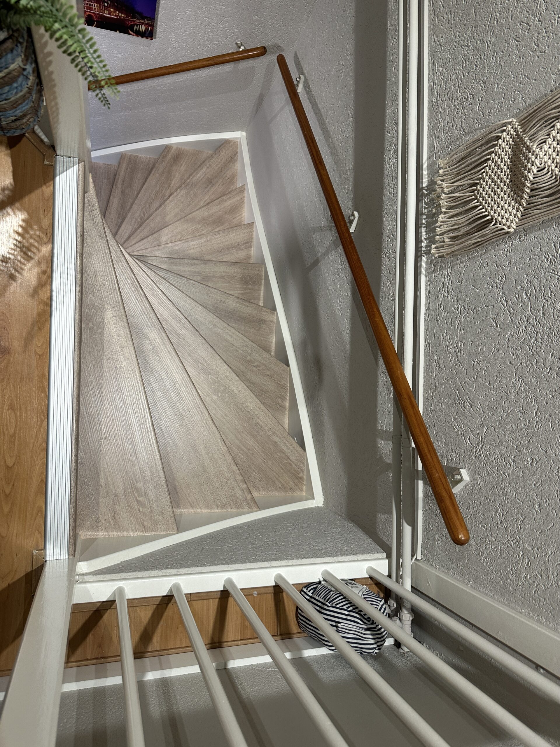 Voor deze klant in Zoetermeer hebben wij 2 trappen mogen renoveren. Een dichte trap op de begane grond en een open trap op de eerste verdieping. De klant koos voor het Country decor voor zowel de treden als de stootborden. De laatste treden zijn mooi afgewerkt met een zilverkleurig aluminium profiel. De wangen van de trap hebben we ook mogen renoveren omdat deze volledig onder de lijmresten van het tapijt zaten. Deze hebben we een friswitte kleur gegeven, evenals de afdekkappen.