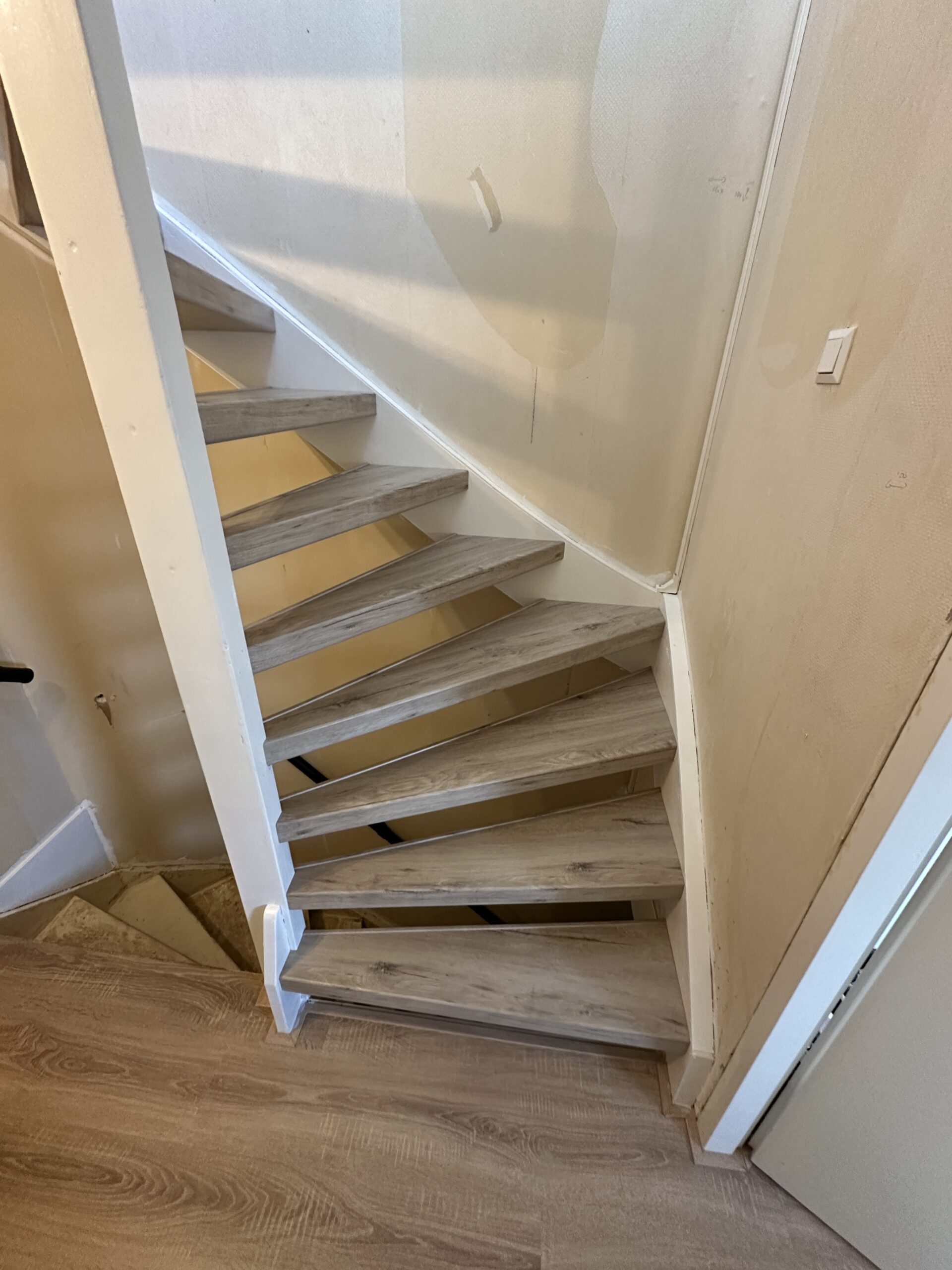 Voor deze klant in Zoetermeer hebben we een open trap mogen renoveren. Bij een open trap bekleden we de treden rondom zodat het geheel mooi afgewerkt is. De klant koos voor het Forrest decor. De laatste trede is mooi afgewerkt met een champagnekleurig aluminium profiel en een wit stootbord.