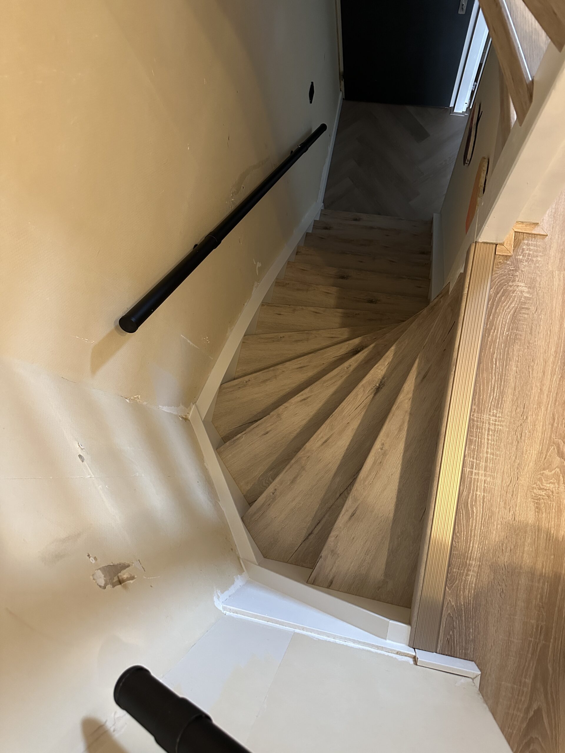 Voor deze klant in Zoetermeer hebben wij een dichte trap mogen renoveren. De klant koos voor het Forrest decor voor de treden met witte stootborden. De laatste trede is mooi afgewerkt met een champagnekleurig aluminium profiel. De wangen van de trap hebben we ook mogen renoveren omdat deze volledig onder de lijmresten van het tapijt zaten. Deze hebben we een friswitte kleur gegeven, evenals de afdekkappen.