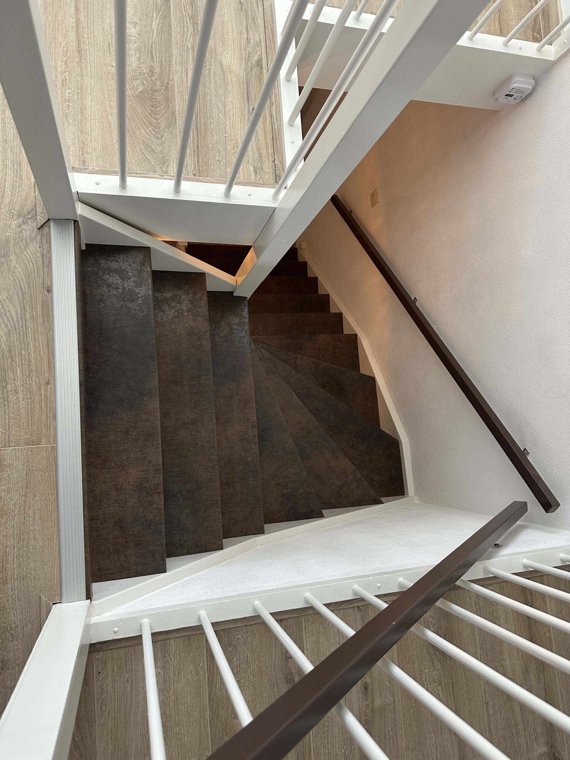 Voor deze klant in Zoetermeer hebben wij 2 dichte trappen mogen renoveren. De klant koos voor het Terra decor op de treden met witte stootborden wat de trap direct een frisse uitstraling geeft. De laatste treden zijn mooi afgewerkt met een zilverkleurig aluminium profiel.