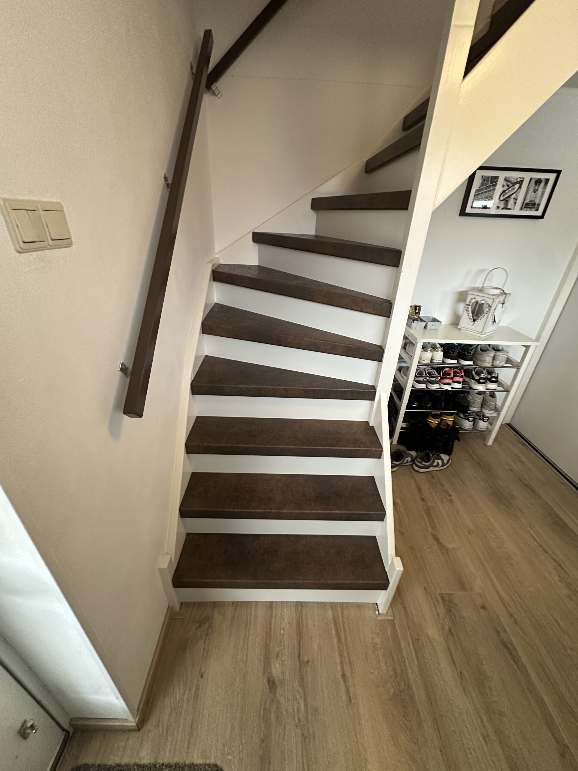 Voor deze klant in Zoetermeer hebben wij 2 dichte trappen mogen renoveren. De klant koos voor het Terra decor op de treden met witte stootborden wat de trap direct een frisse uitstraling geeft. De laatste treden zijn mooi afgewerkt met een zilverkleurig aluminium profiel.