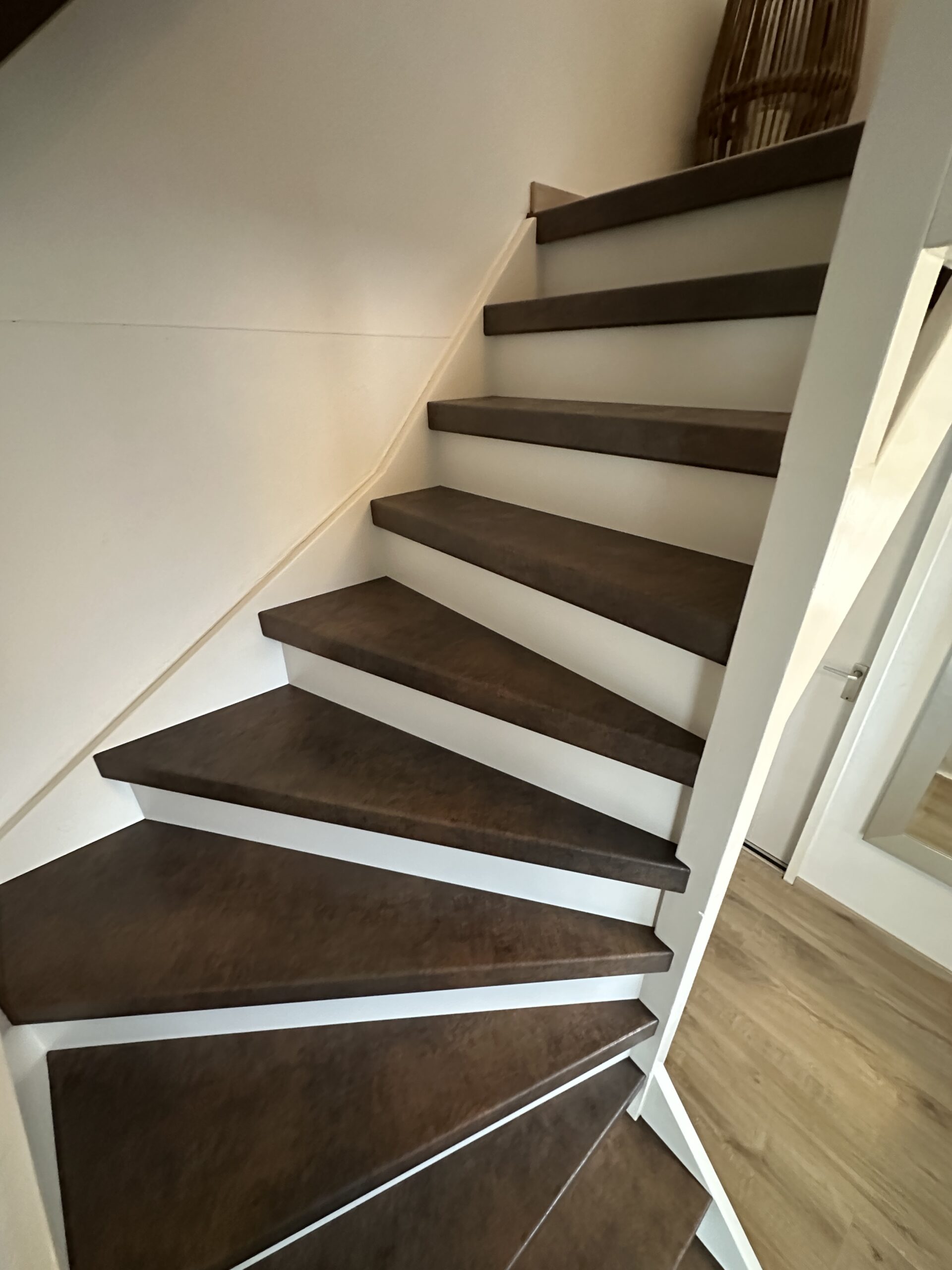 Voor deze klant in Zoetermeer hebben wij 2 dichte trappen mogen renoveren. De klant koos voor het Terra decor op de treden met witte stootborden wat de trap direct een frisse uitstraling geeft. De laatste treden zijn mooi afgewerkt met een zilverkleurig aluminium profiel.