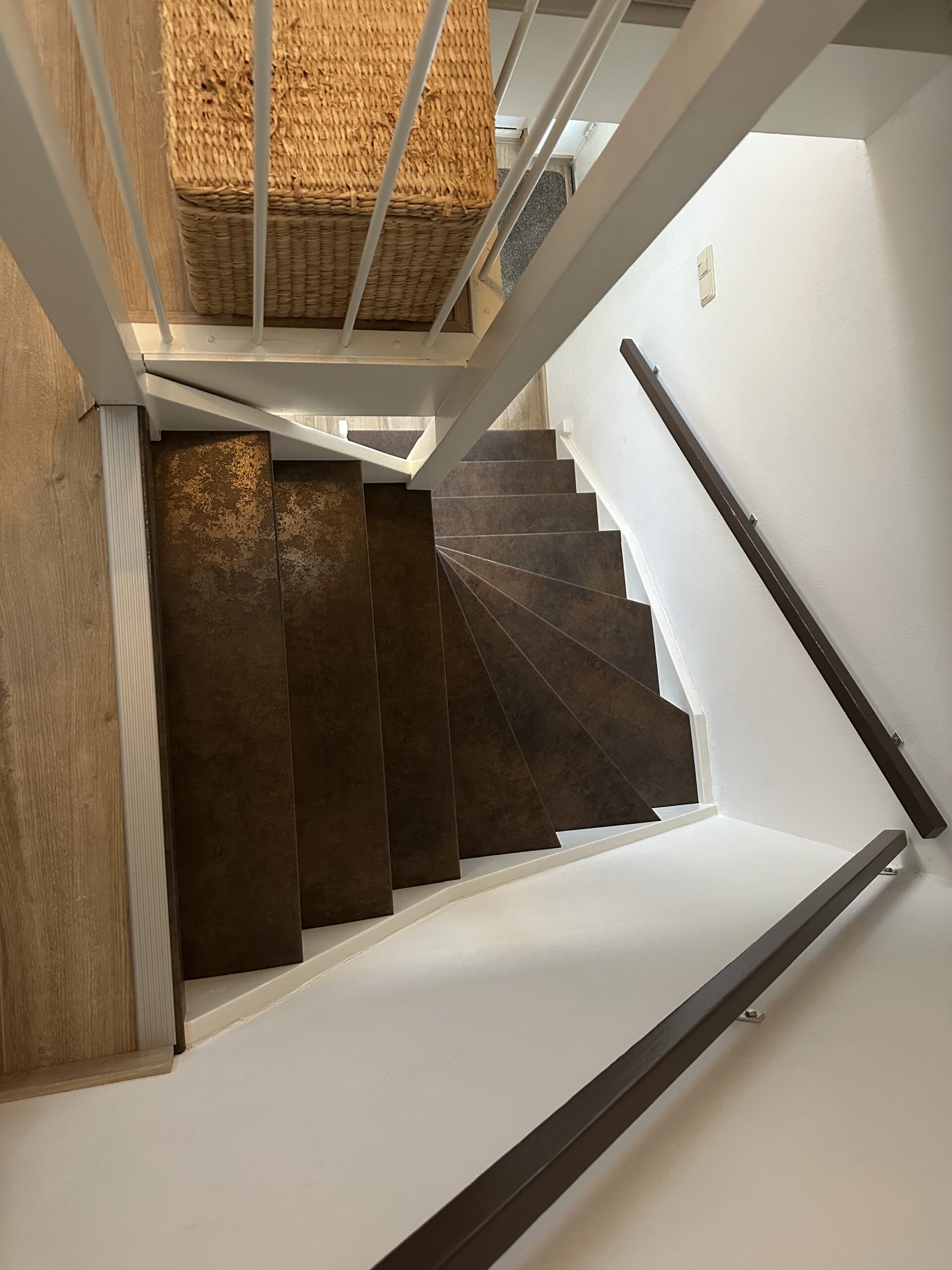 Voor deze klant in Zoetermeer hebben wij 2 dichte trappen mogen renoveren. De klant koos voor het Terra decor op de treden met witte stootborden wat de trap direct een frisse uitstraling geeft. De laatste treden zijn mooi afgewerkt met een zilverkleurig aluminium profiel.