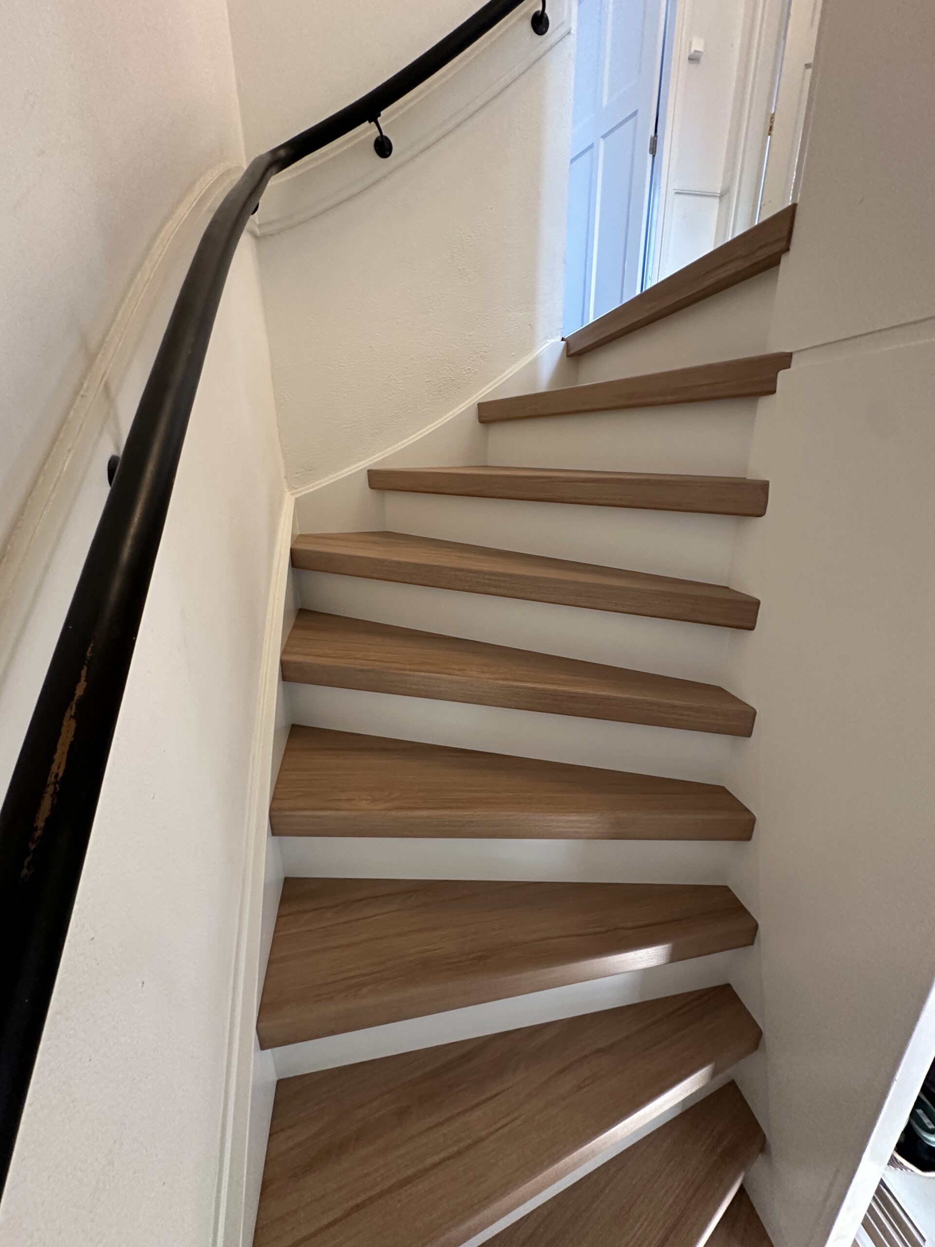 Voor deze klant in Delft hebben wij een dichte trap mogen renoveren. De klant koos voor het Amalfi decor op de treden met witte stootborden wat de trap direct een frisse uitstraling geeft. De laatste trede is mooi afgewerkt met een champagnekleurig aluminium profiel.