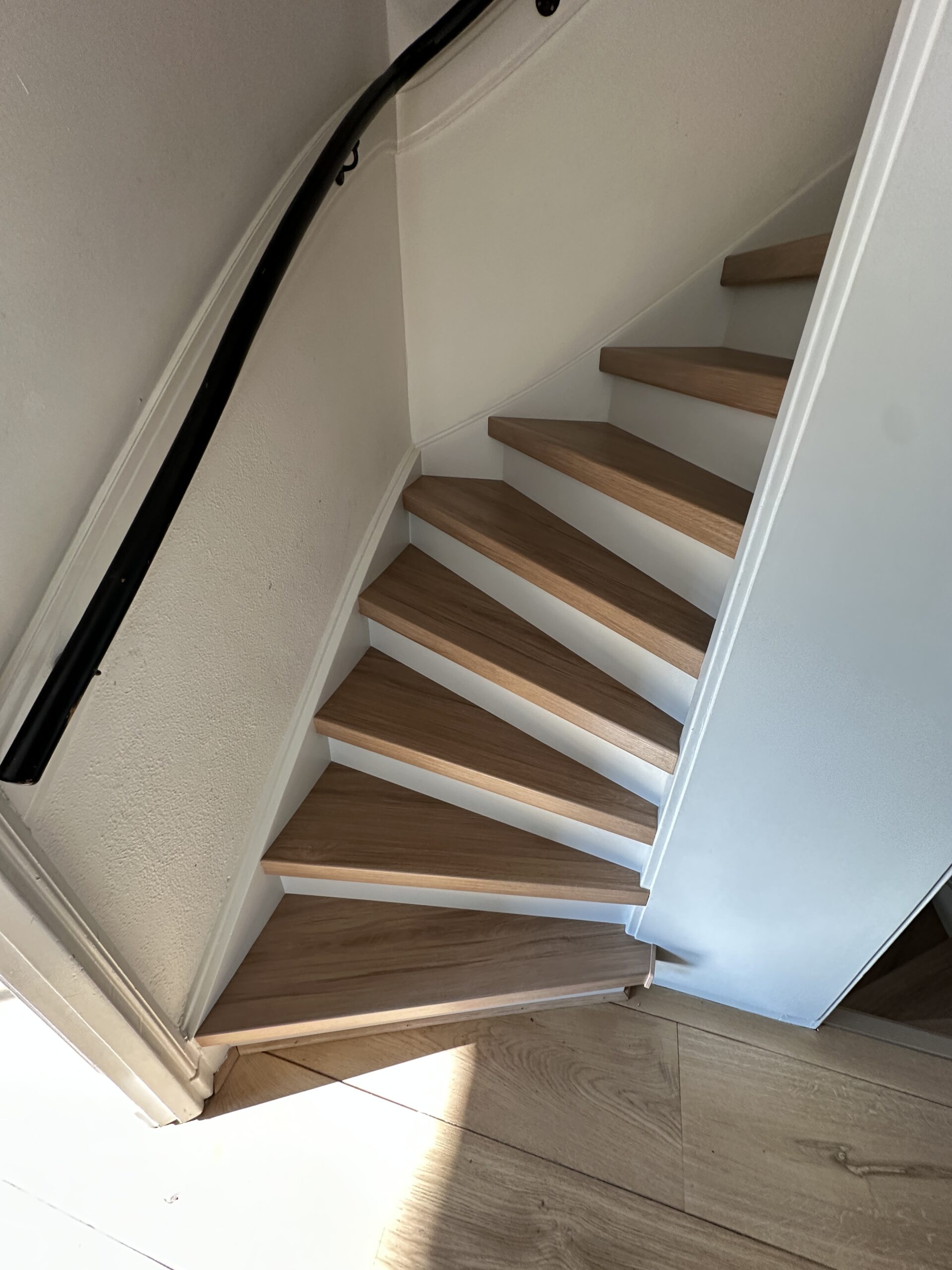 Voor deze klant in Delft hebben wij een dichte trap mogen renoveren. De klant koos voor het Amalfi decor op de treden met witte stootborden wat de trap direct een frisse uitstraling geeft. De laatste trede is mooi afgewerkt met een champagnekleurig aluminium profiel.