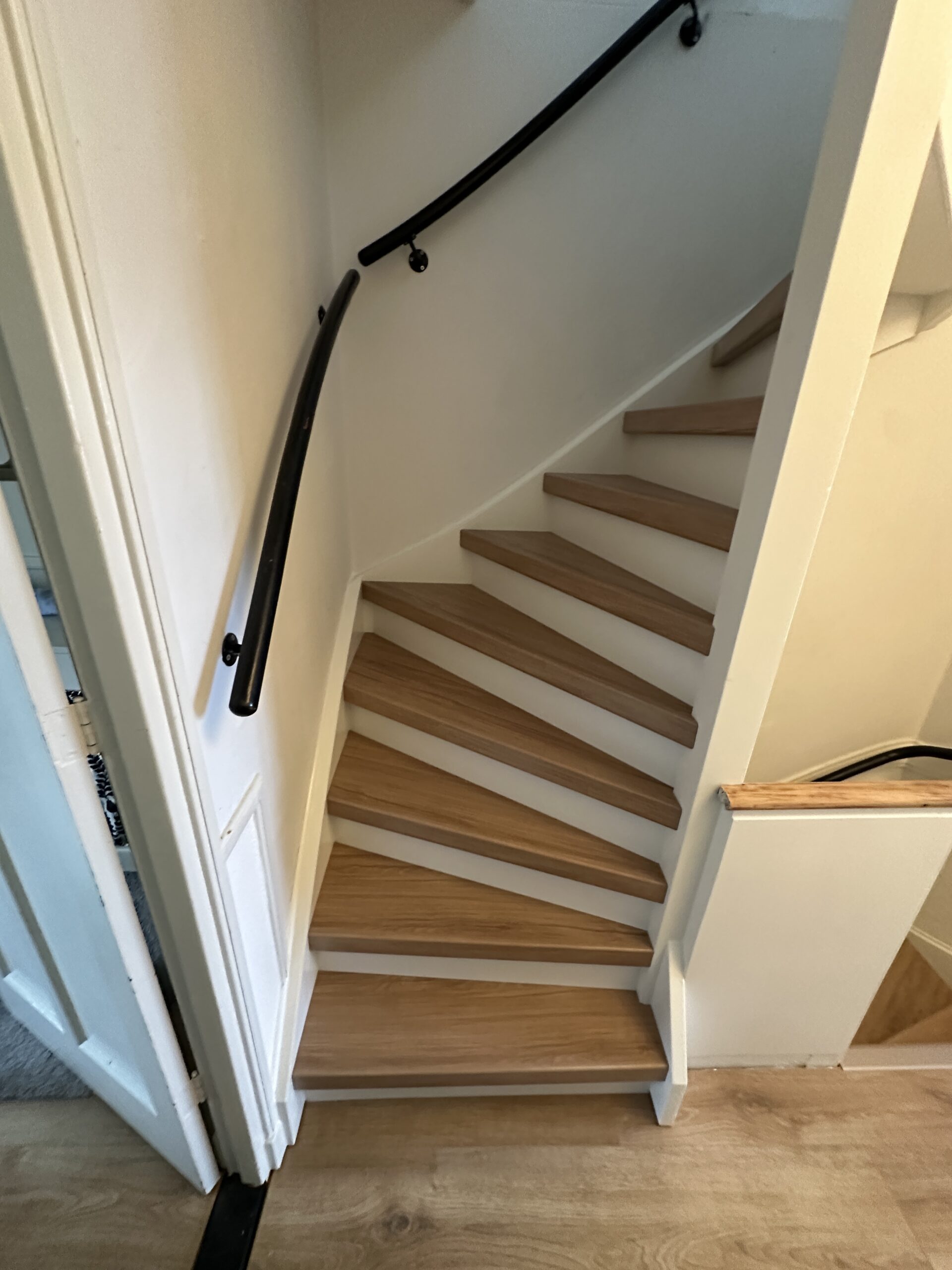 Voor deze klant in Delft hebben wij een dichte trap mogen renoveren. De klant koos voor het Amalfi decor op de treden met witte stootborden wat de trap direct een frisse uitstraling geeft. De laatste trede is mooi afgewerkt met een champagnekleurig aluminium profiel.