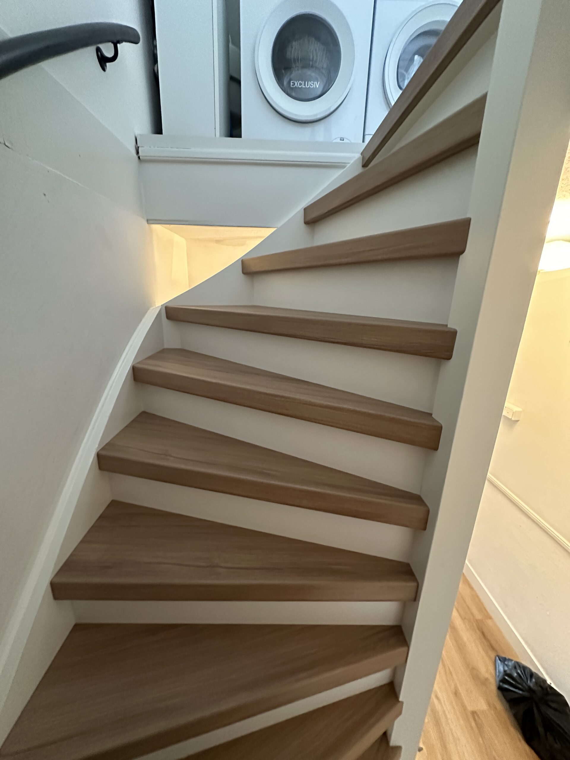 Voor deze klant in Delft hebben wij een dichte trap mogen renoveren. De klant koos voor het Amalfi decor op de treden met witte stootborden wat de trap direct een frisse uitstraling geeft. De laatste trede is mooi afgewerkt met een champagnekleurig aluminium profiel.