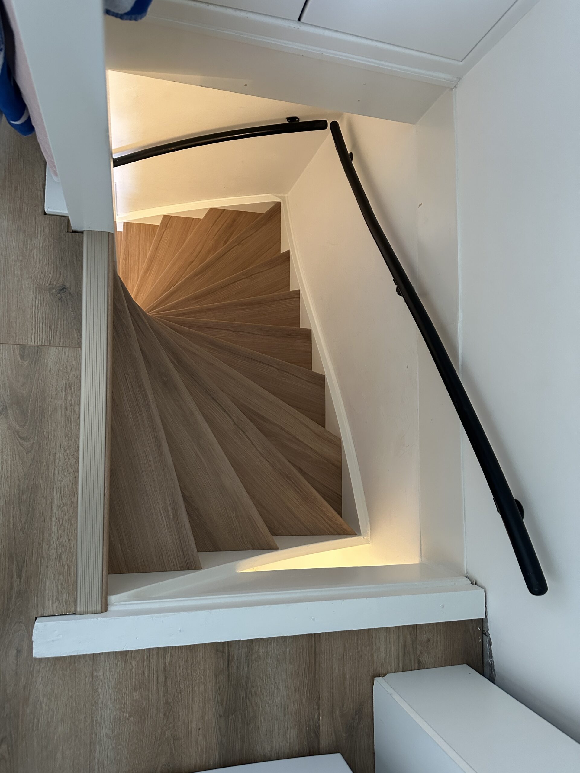Voor deze klant in Delft hebben wij een dichte trap mogen renoveren. De klant koos voor het Amalfi decor op de treden met witte stootborden wat de trap direct een frisse uitstraling geeft. De laatste trede is mooi afgewerkt met een champagnekleurig aluminium profiel.