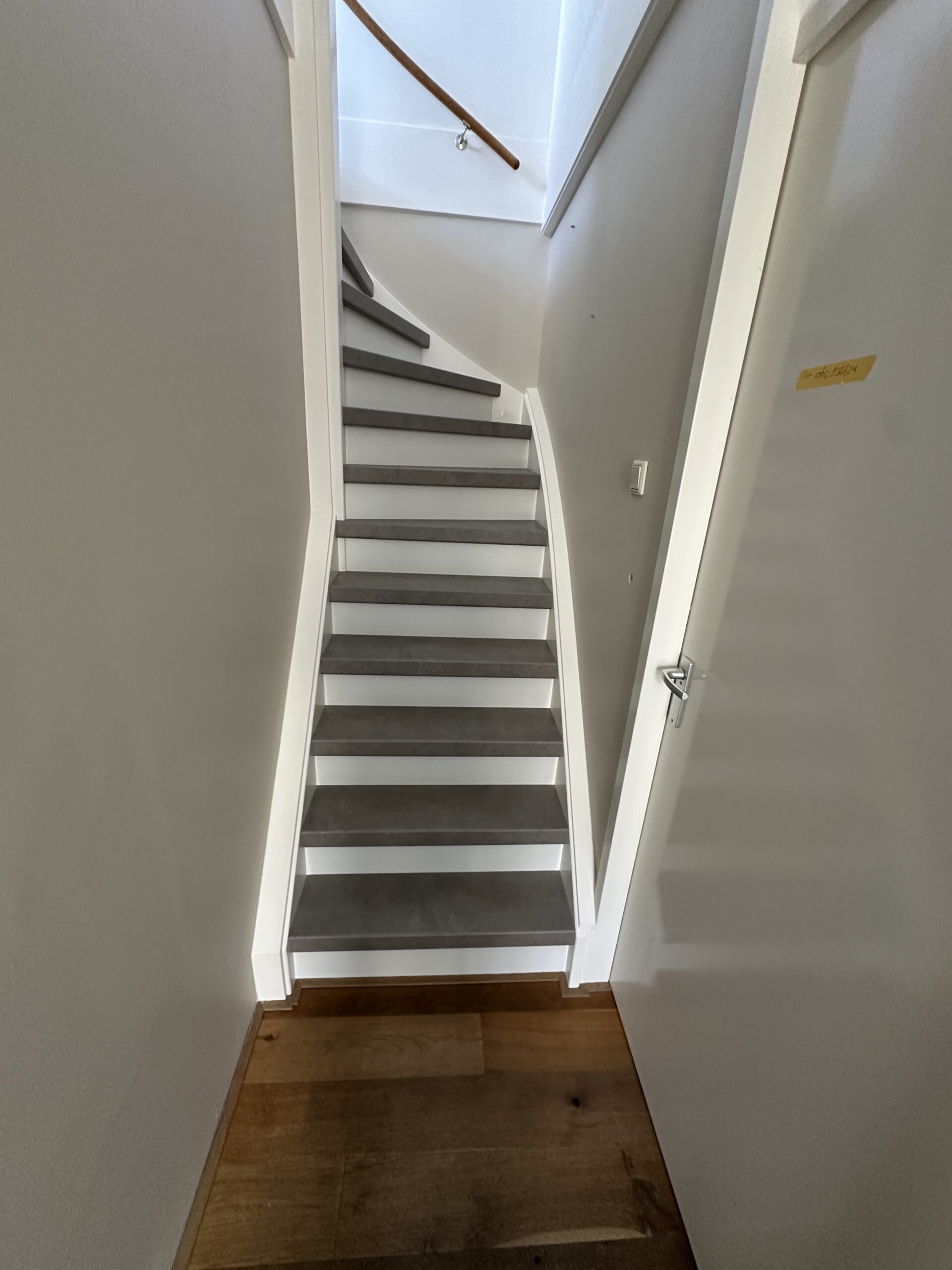 Voor deze klant in Den Haag hebben wij een dichte trap mogen renoveren. De klant koos voor het Loft decor op de treden met witte stootborden, wat de trap direct een frisse uitstraling geeft. De laatste trede is mooi afgewerkt met een zilverkleurig aluminium profiel.