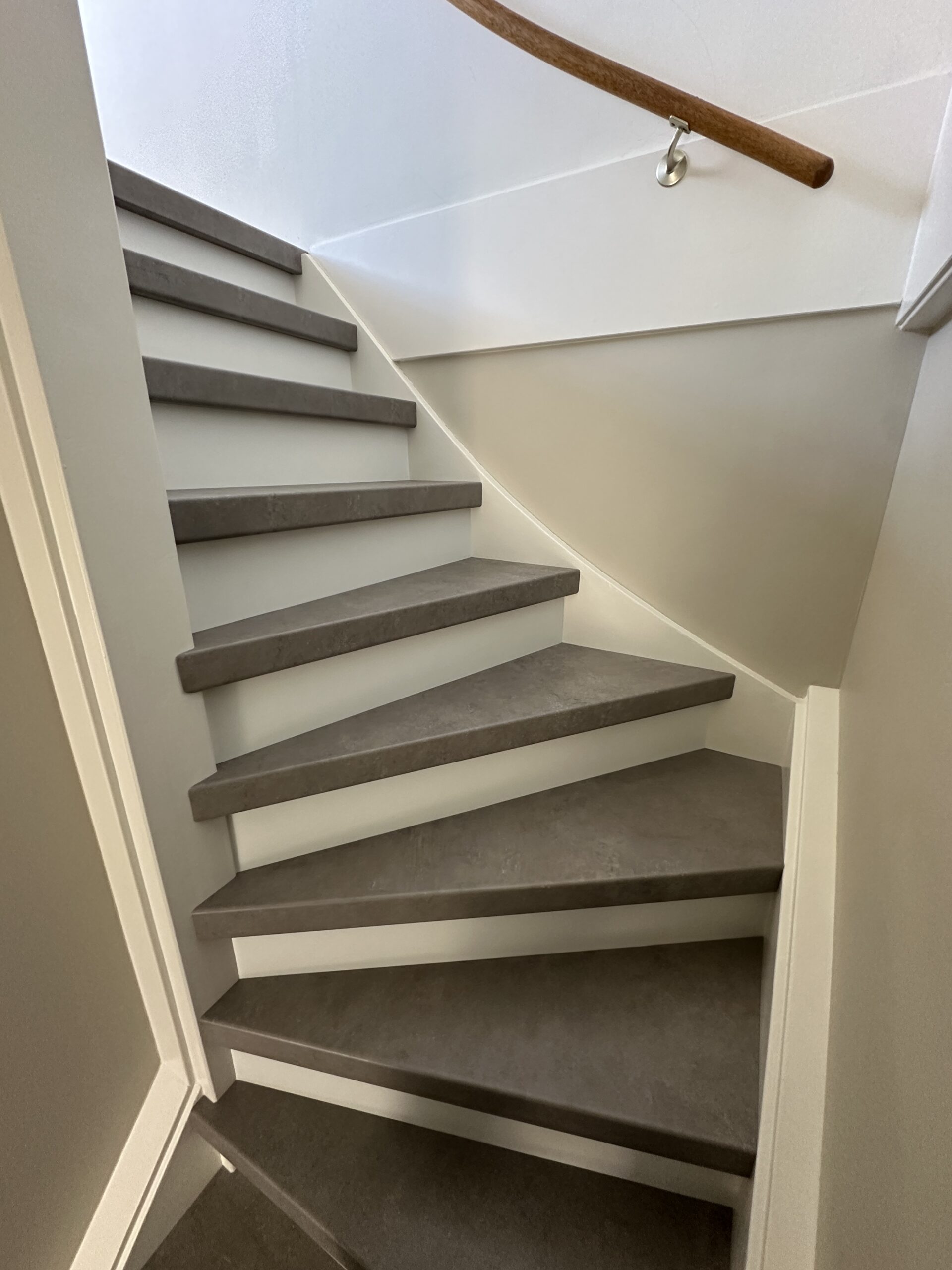 Voor deze klant in Den Haag hebben wij een dichte trap mogen renoveren. De klant koos voor het Loft decor op de treden met witte stootborden, wat de trap direct een frisse uitstraling geeft. De laatste trede is mooi afgewerkt met een zilverkleurig aluminium profiel.