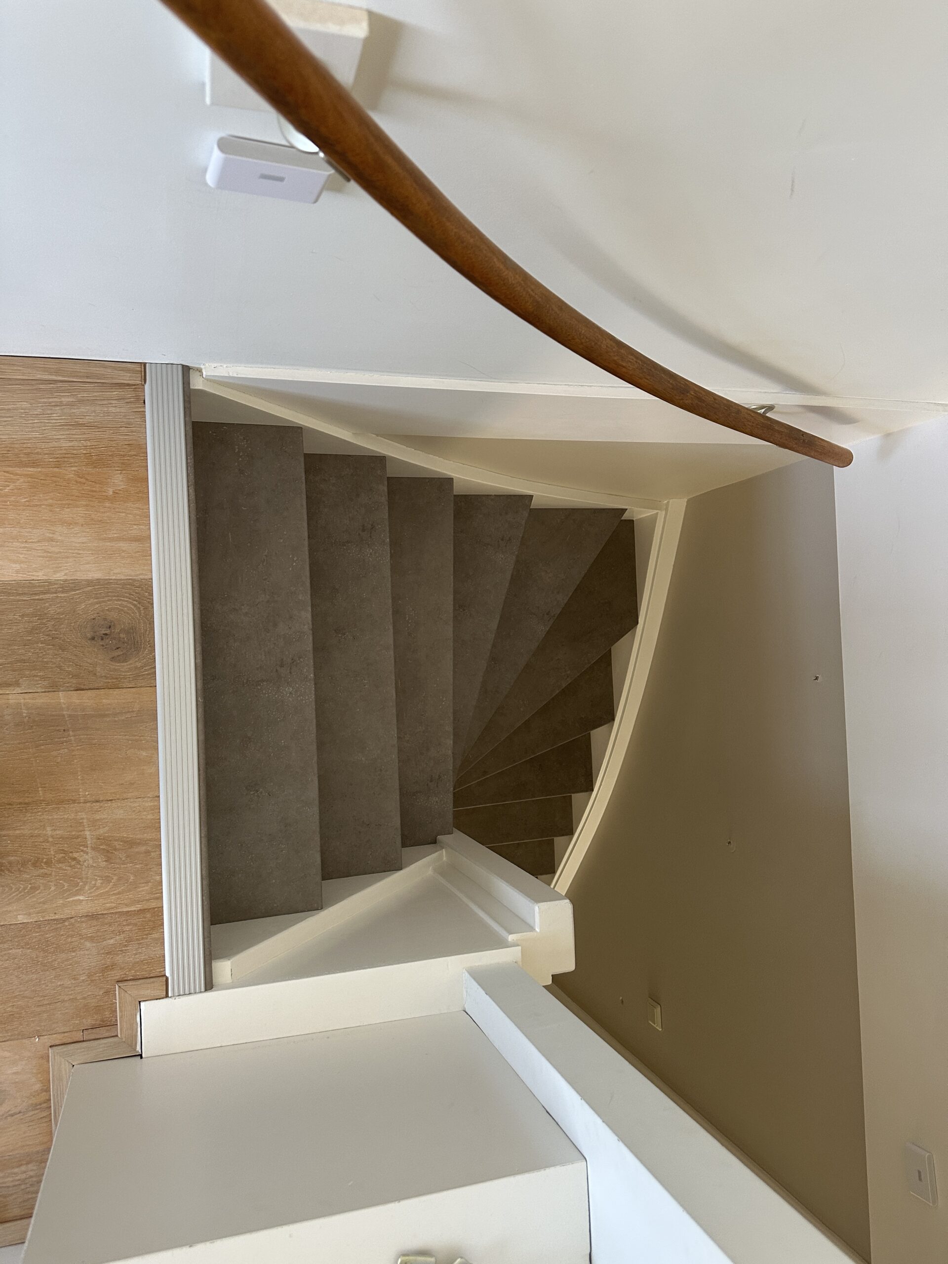 Voor deze klant in Den Haag hebben wij een dichte trap mogen renoveren. De klant koos voor het Loft decor op de treden met witte stootborden, wat de trap direct een frisse uitstraling geeft. De laatste trede is mooi afgewerkt met een zilverkleurig aluminium profiel.