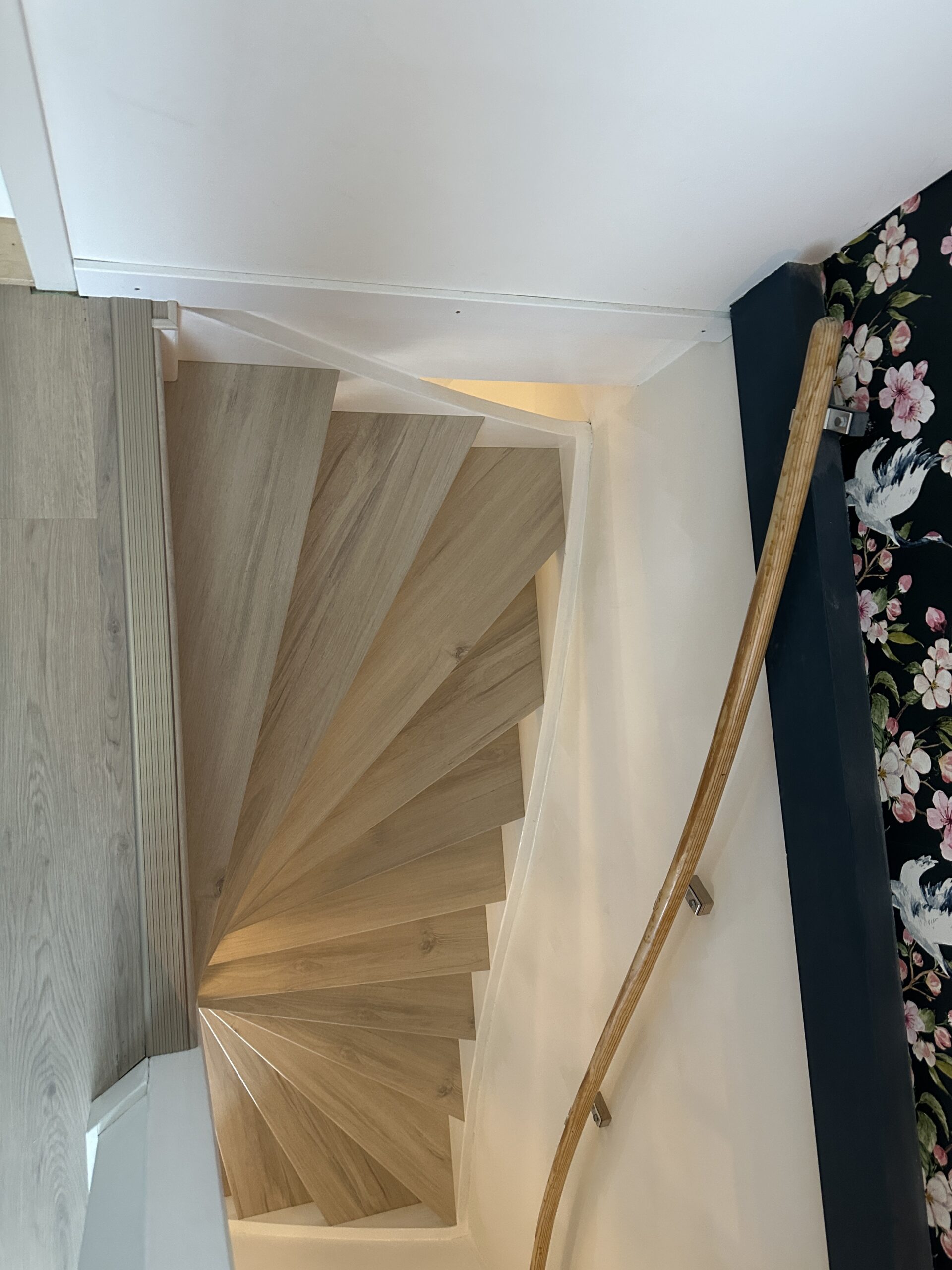 Voor deze klant in Den Haag hebben we een open trap mogen renoveren. Bij een open trap bekleden we de treden rondom zodat het geheel mooi afgewerkt is. De klant koos voor het Iceberg decor. De laatste trede is mooi afgewerkt met een champagnekleurig aluminium profiel.