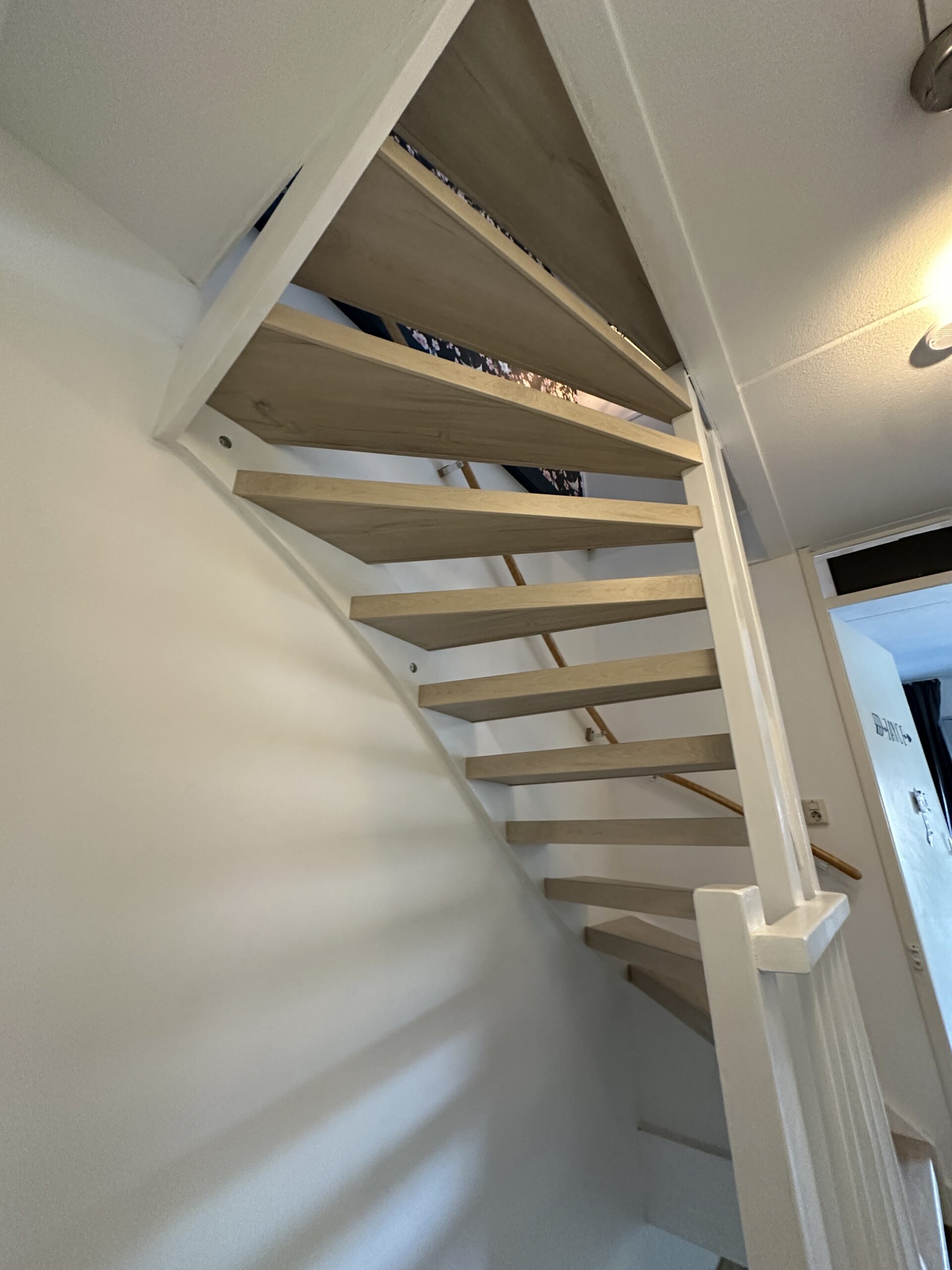 Voor deze klant in Den Haag hebben we een open trap mogen renoveren. Bij een open trap bekleden we de treden rondom zodat het geheel mooi afgewerkt is. De klant koos voor het Iceberg decor. De laatste trede is mooi afgewerkt met een champagnekleurig aluminium profiel.