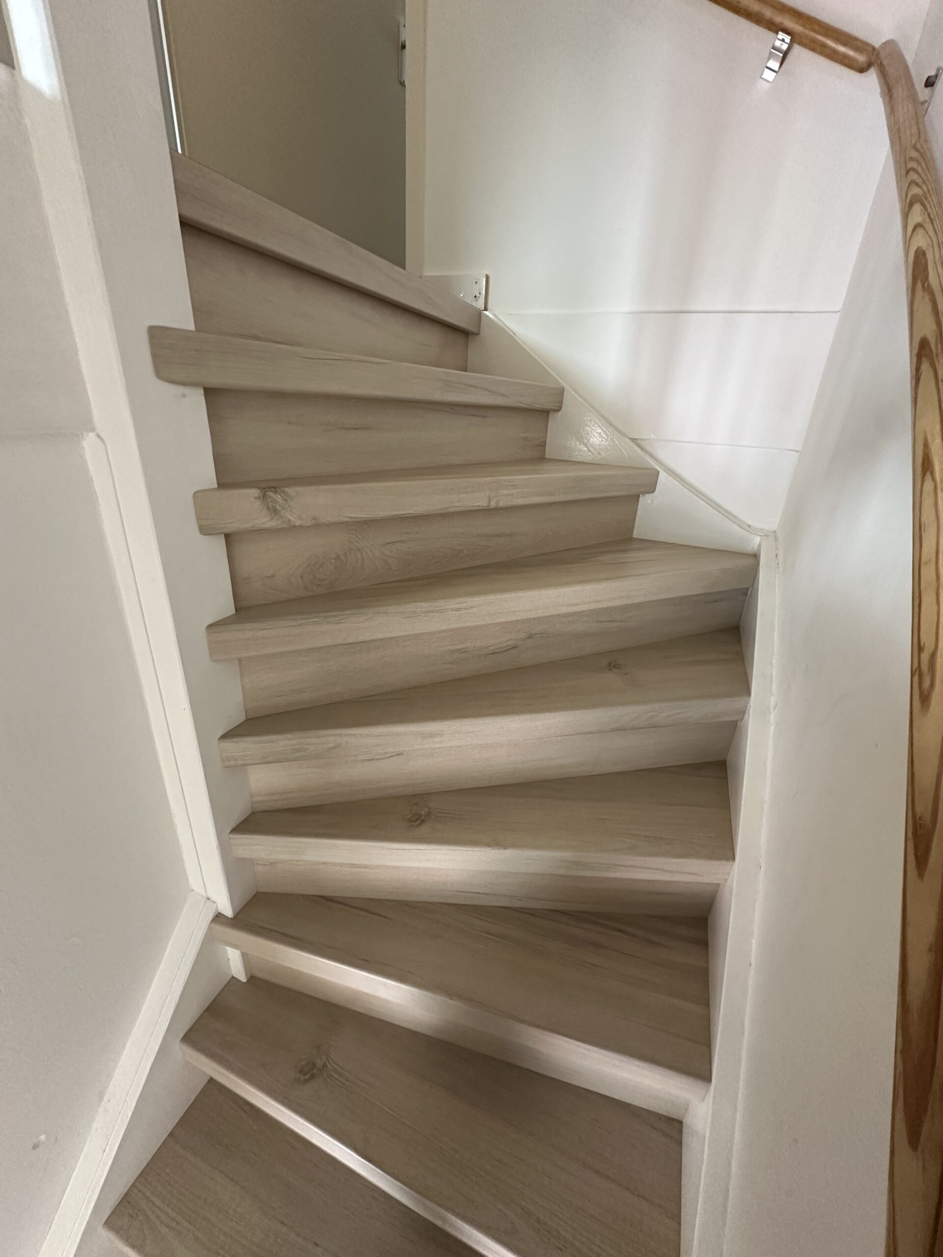 Voor deze klant in Den Haag hebben we een dichte trap gerenoveerd. De klant koos voor het Iceberg decor met bijpassende stootborden. De laatste trede is mooi afgewerkt met een champagne kleurig aluminium profiel.