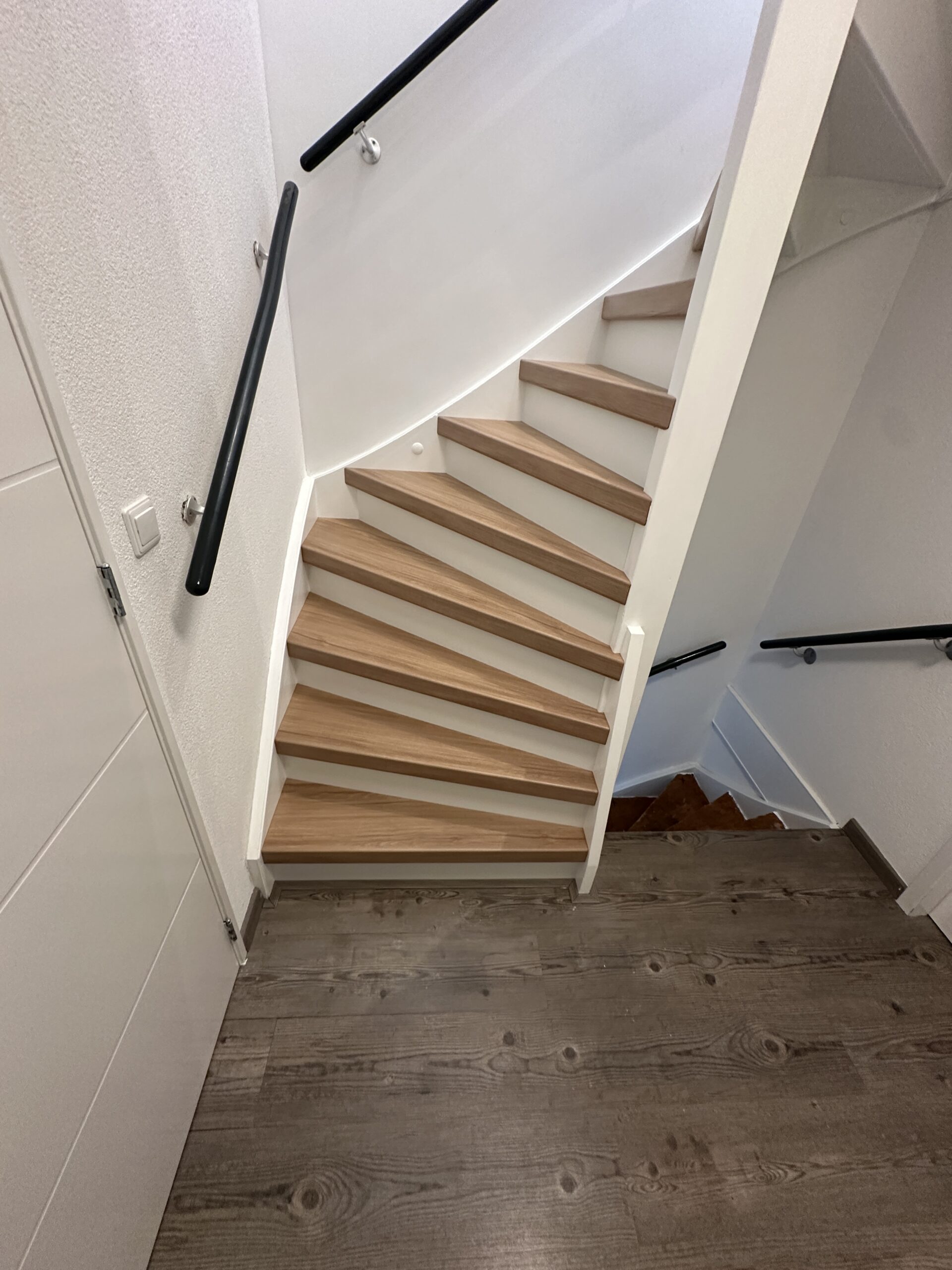 Voor deze klant in Berkel en Rodenrijs hebben wij een dichte trap mogen renoveren. De klant koos voor het Amalfi decor op de treden met witte stootborden wat de trap direct een frisse uitstraling geeft. De laatste trede is mooi afgewerkt met een champagnekleurig aluminium profiel.