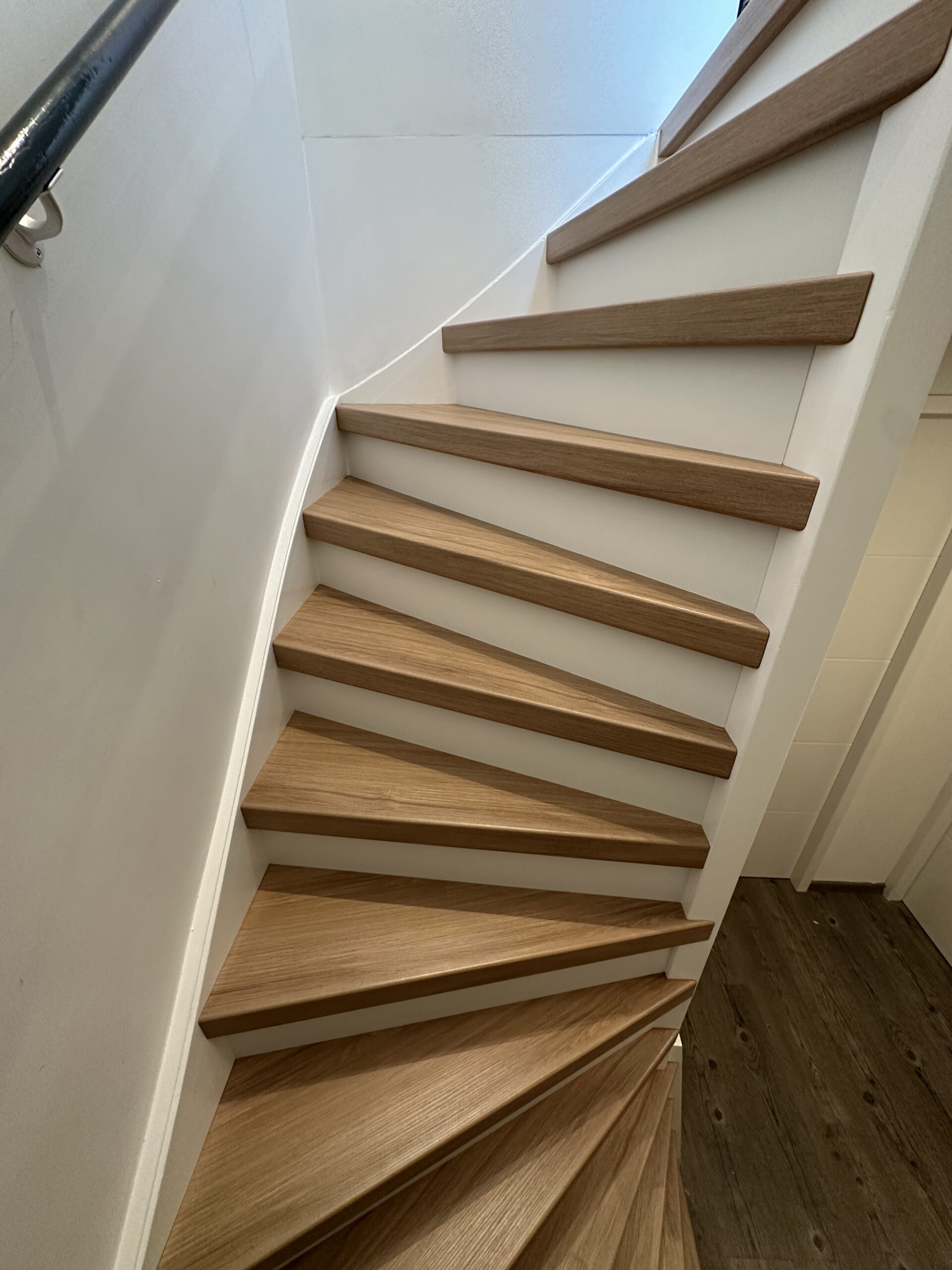 Voor deze klant in Berkel en Rodenrijs hebben wij een dichte trap mogen renoveren. De klant koos voor het Amalfi decor op de treden met witte stootborden wat de trap direct een frisse uitstraling geeft. De laatste trede is mooi afgewerkt met een champagnekleurig aluminium profiel.