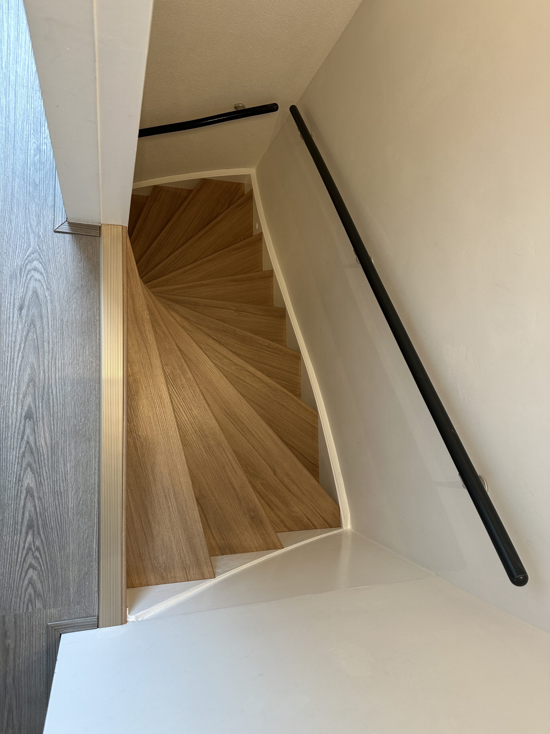 Voor deze klant in Berkel en Rodenrijs hebben wij een dichte trap mogen renoveren. De klant koos voor het Amalfi decor op de treden met witte stootborden wat de trap direct een frisse uitstraling geeft. De laatste trede is mooi afgewerkt met een champagnekleurig aluminium profiel.