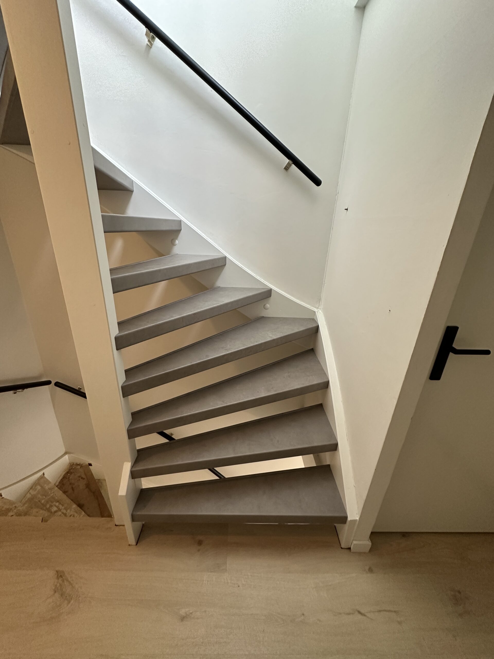 Voor deze klant in Den Haag hebben we een open trap mogen renoveren. Bij een open trap bekleden we de treden rondom zodat het geheel mooi afgewerkt is. De klant koos voor het Loft decor. De laatste trede is mooi afgewerkt met een zwart aluminium profiel.