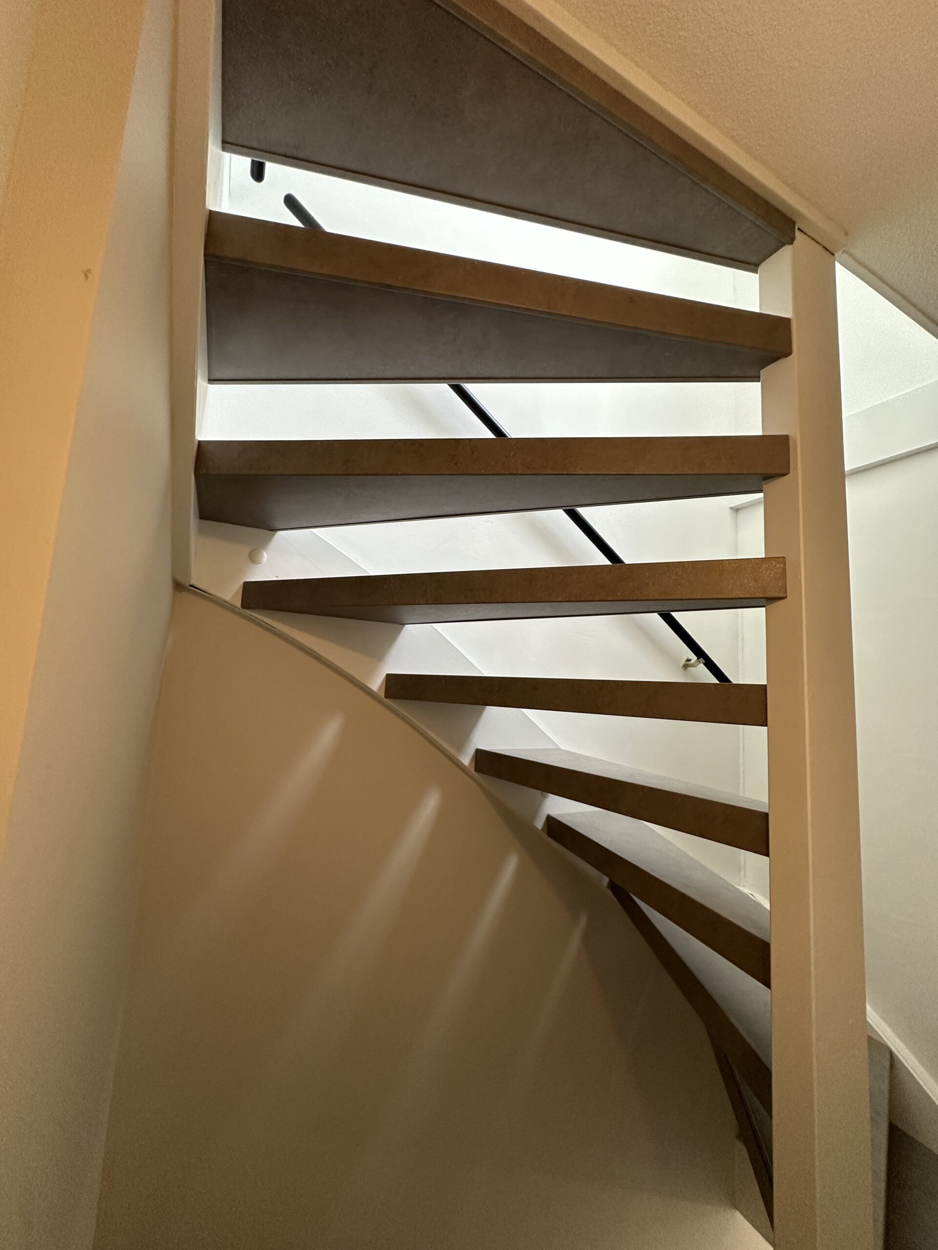 Voor deze klant in Den Haag hebben we een open trap mogen renoveren. Bij een open trap bekleden we de treden rondom zodat het geheel mooi afgewerkt is. De klant koos voor het Loft decor. De laatste trede is mooi afgewerkt met een zwart aluminium profiel.