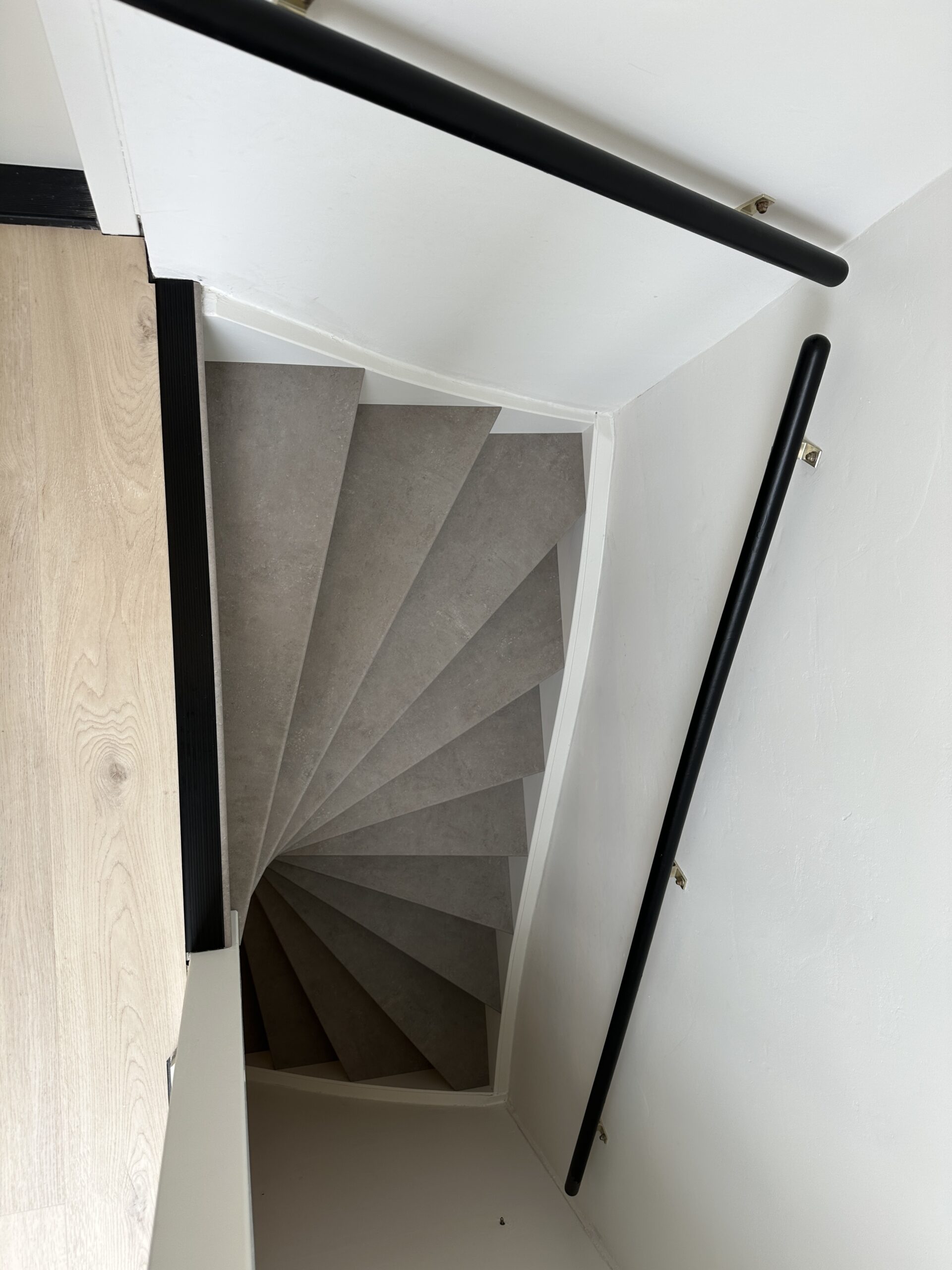 Voor deze klant in Den Haag hebben we een open trap mogen renoveren. Bij een open trap bekleden we de treden rondom zodat het geheel mooi afgewerkt is. De klant koos voor het Loft decor. De laatste trede is mooi afgewerkt met een zwart aluminium profiel.