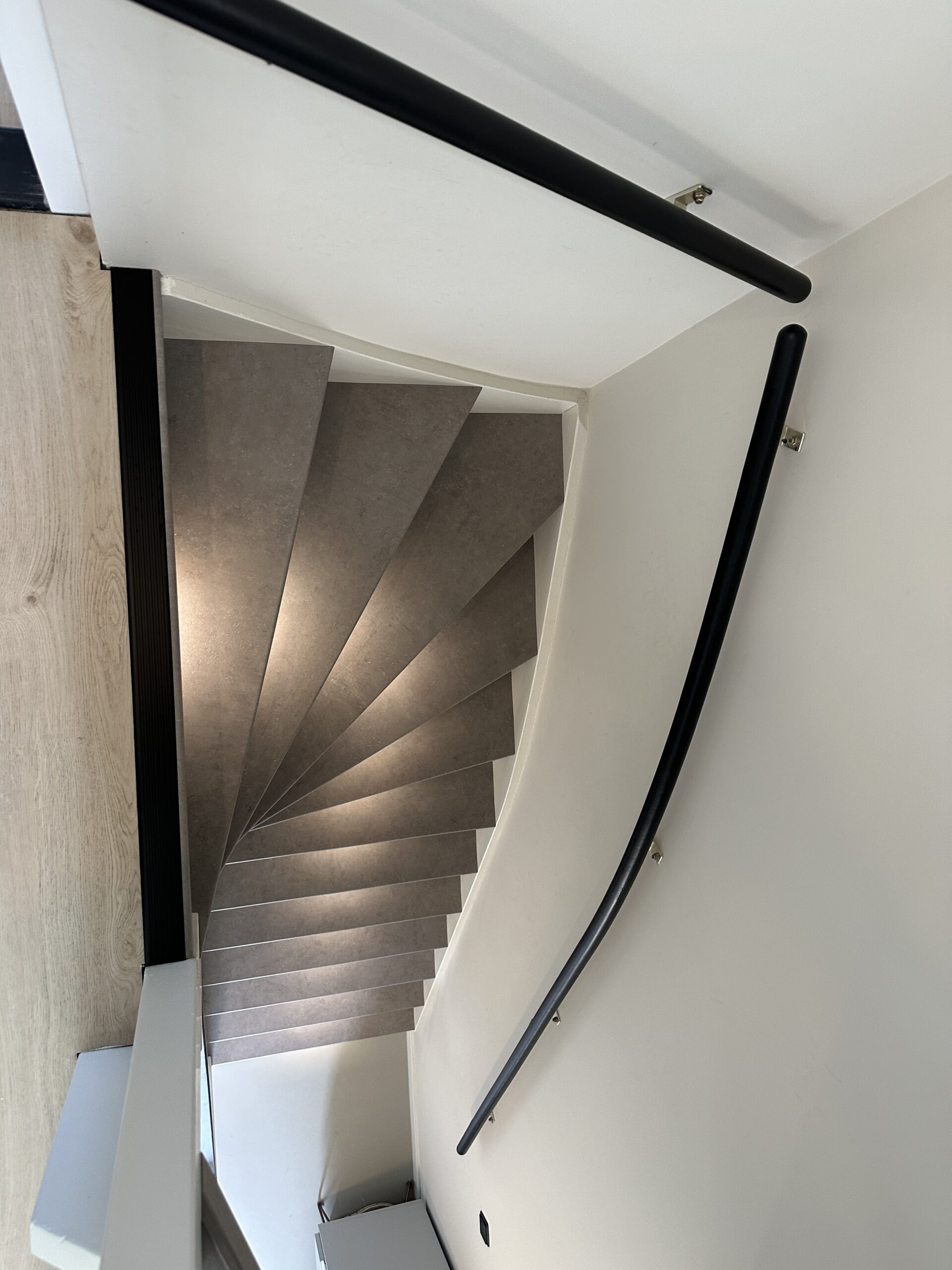 Voor deze klant in Den Haag hebben we een dichte trap gerenoveerd incl. LED-verlichting. De klant koos voor het Loft decor met bijpassende stootborden. De laatste trede is mooi afgewerkt met een zwart aluminium profiel. De LED-verlichting gaat automatisch aan indien je je in de buurt van de trap bevindt, dit door draadloze bewegingssensoren van Philips HUE. Ook kan de klant door middel van een app de kleurtemperatuur en kleursterkte bepalen.