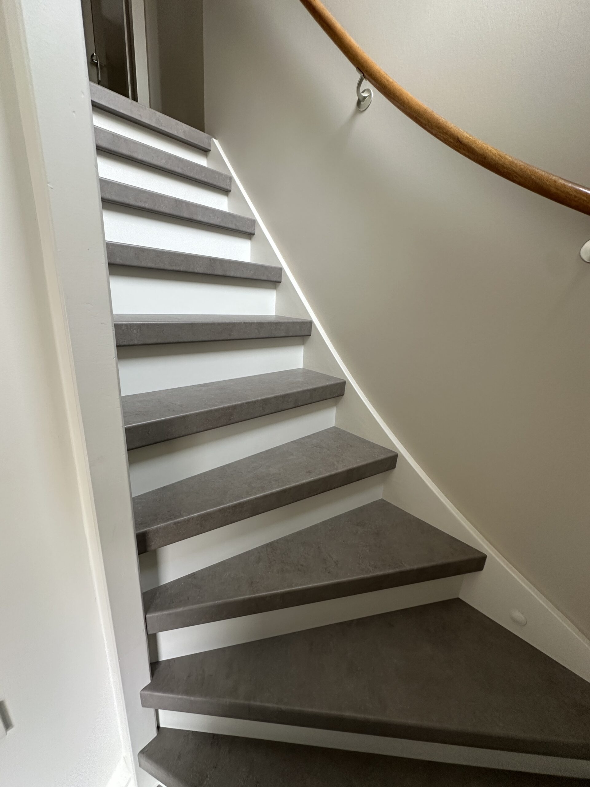Voor deze klant in Den Haag hebben wij een dichte trap mogen renoveren. De klant koos voor het Loft decor op de treden met witte stootborden, wat de trap direct een frisse uitstraling geeft. De laatste trede is mooi afgewerkt met een zilverkleurig aluminium profiel.