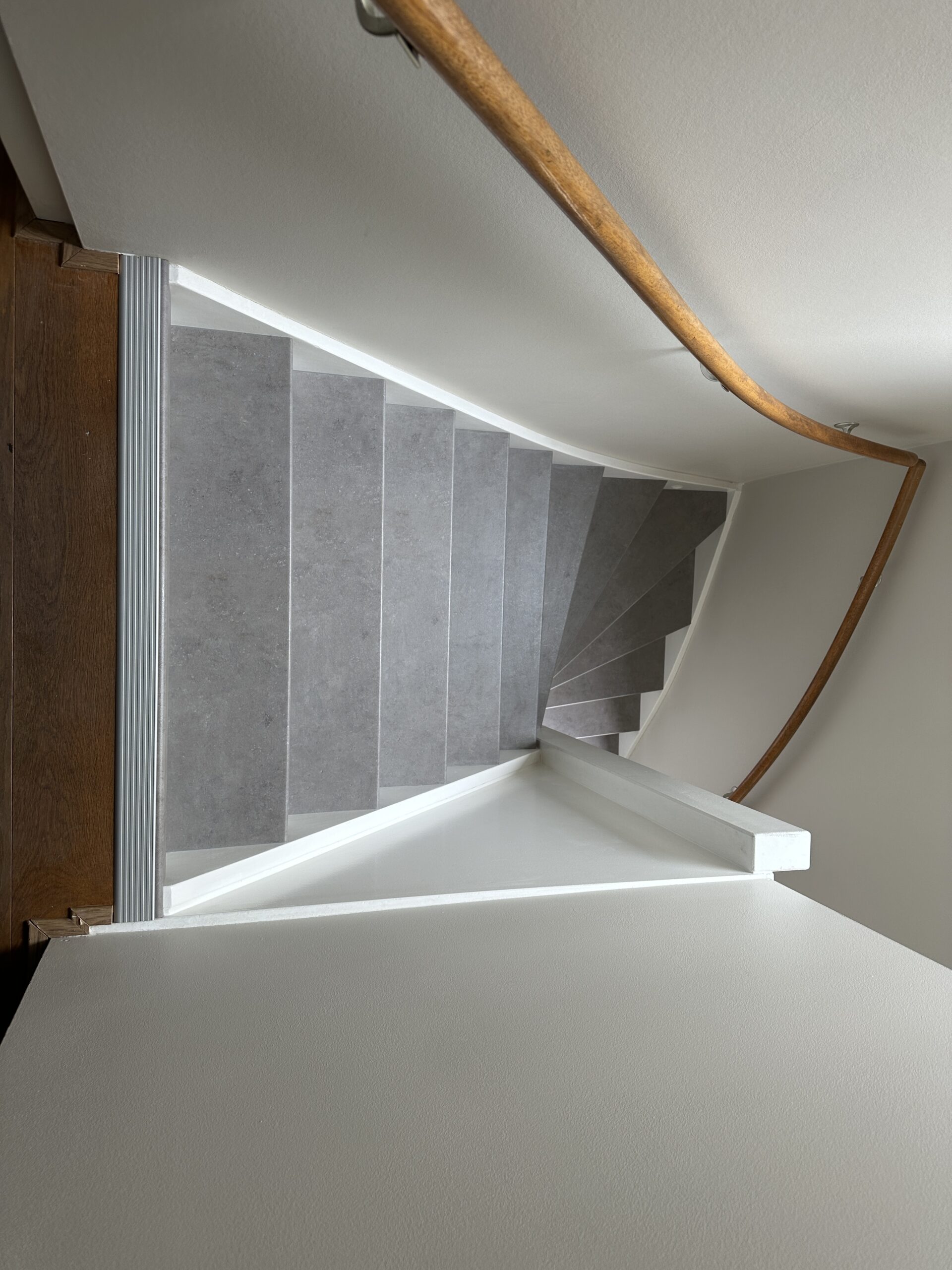 Voor deze klant in Den Haag hebben wij een dichte trap mogen renoveren. De klant koos voor het Loft decor op de treden met witte stootborden, wat de trap direct een frisse uitstraling geeft. De laatste trede is mooi afgewerkt met een zilverkleurig aluminium profiel.