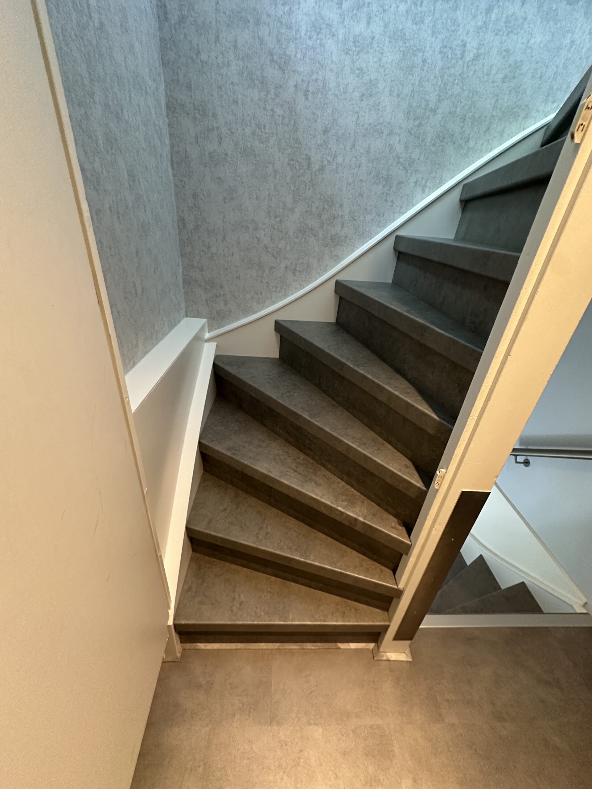Voor deze klant in Zoetermeer hadden we vorig jaar al de trap beneden gerenoveerd, nu wilde de klant graag ook de dichte trap boven laten renoveren. De klant koos voor zowel de treden als de stootborden voor het Beton-decor. De laatste trede is mooi afgewerkt met een zilver aluminium profiel. De wangen van de trap hebben we ook mogen renoveren omdat deze volledig onder de lijmresten van het tapijt zaten. Deze hebben we een friswitte kleur gegeven, evenals de afdekkappen.