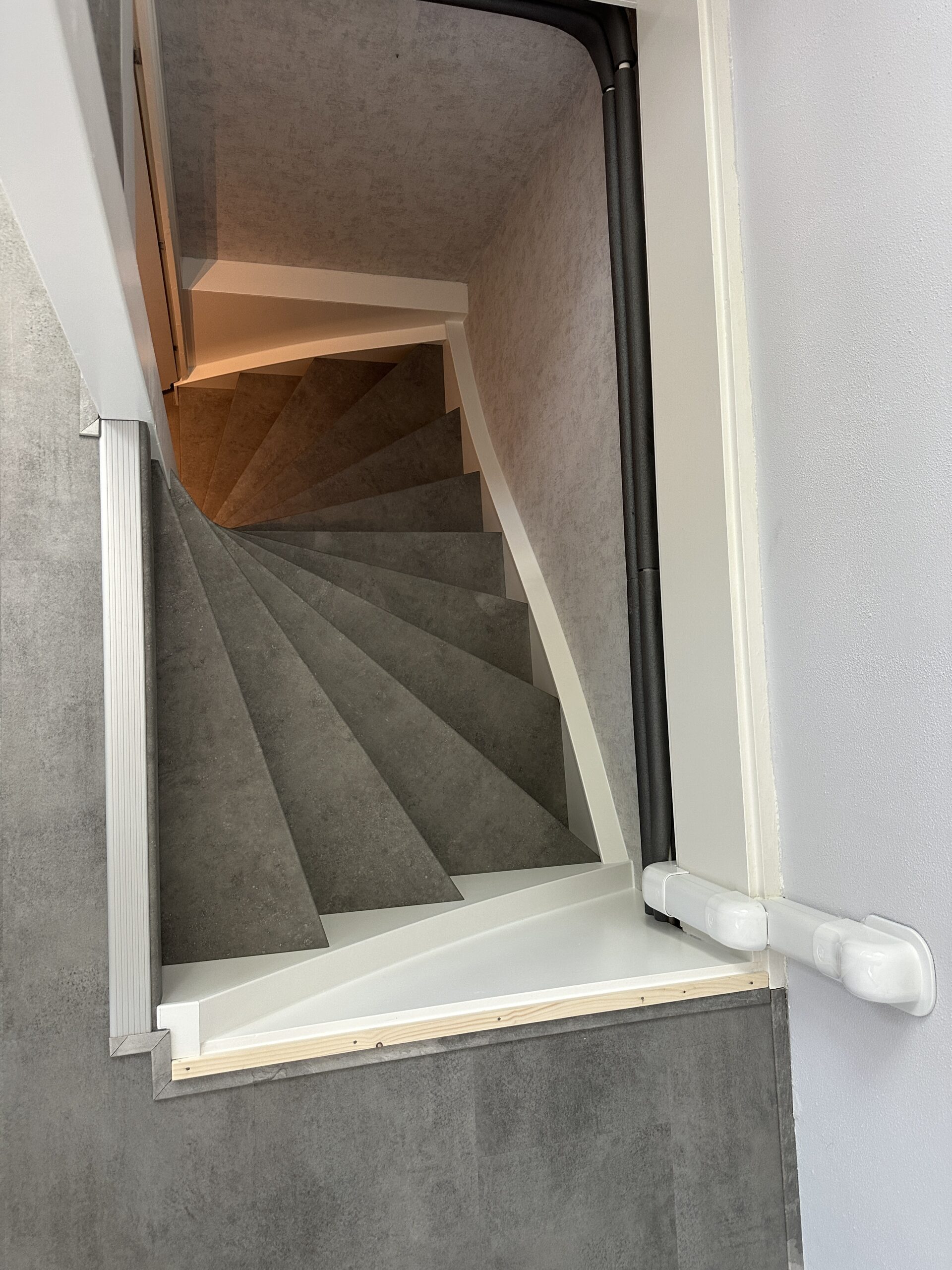 Voor deze klant in Zoetermeer hadden we vorig jaar al de trap beneden gerenoveerd, nu wilde de klant graag ook de dichte trap boven laten renoveren. De klant koos voor zowel de treden als de stootborden voor het Beton-decor. De laatste trede is mooi afgewerkt met een zilver aluminium profiel. De wangen van de trap hebben we ook mogen renoveren omdat deze volledig onder de lijmresten van het tapijt zaten. Deze hebben we een friswitte kleur gegeven, evenals de afdekkappen.