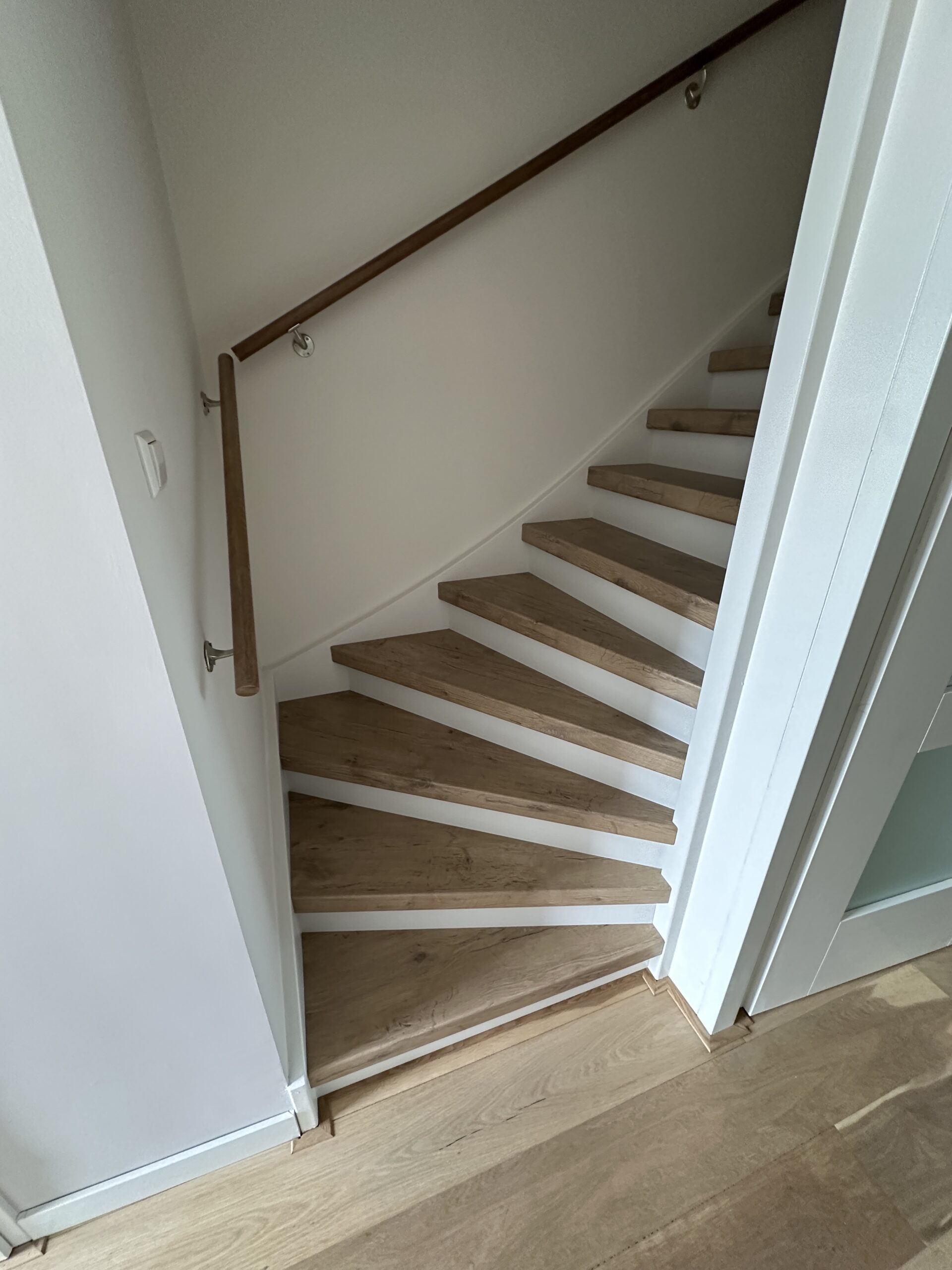 Voor deze klant in Den Haag hebben wij een dichte trap mogen renoveren. De klant koos voor het Toscana decor op de treden met witte stootborden wat de trap direct een frisse uitstraling geeft. De laatste trede is mooi afgewerkt met een champagnekleurig aluminium profiel.