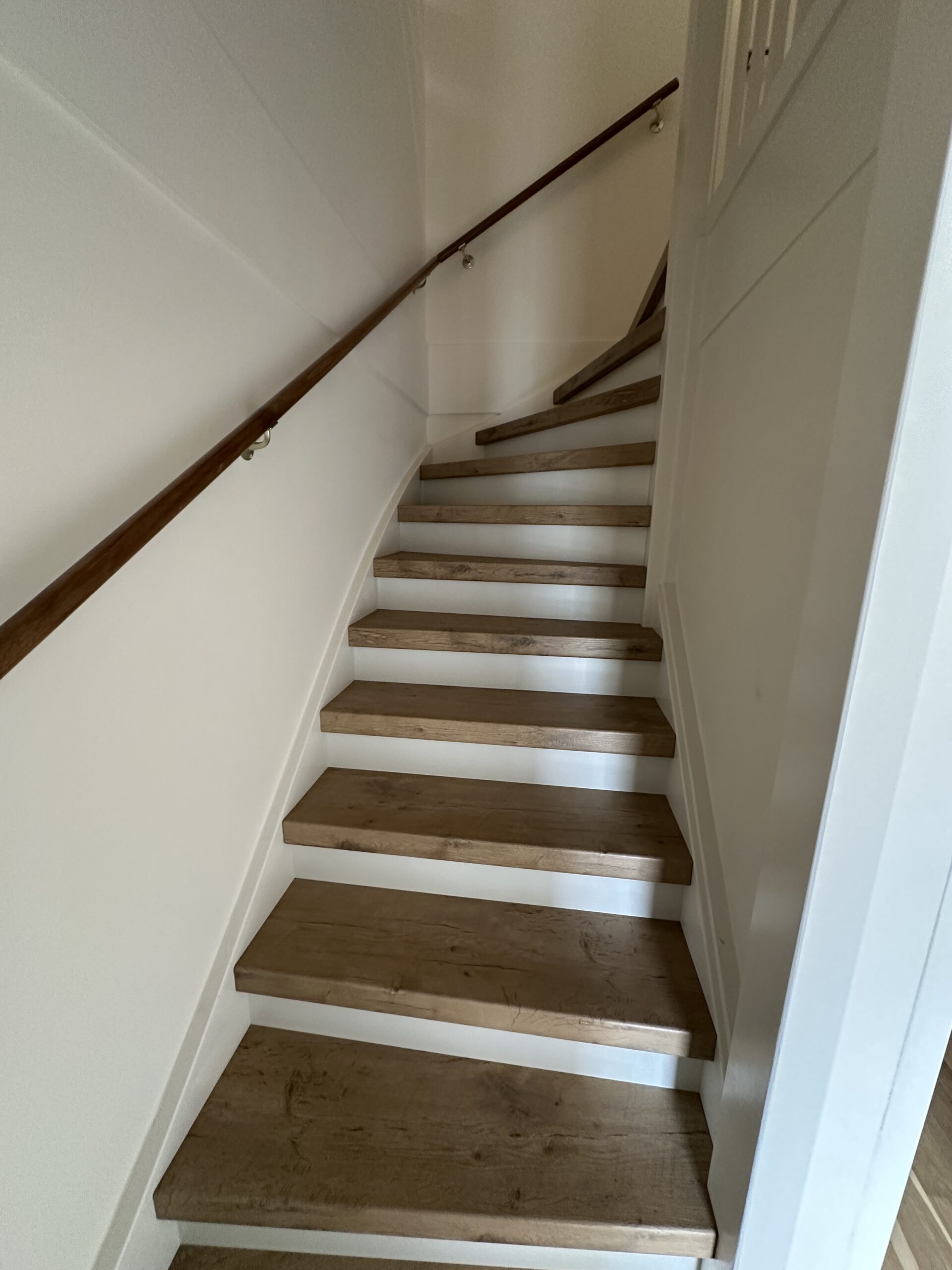 Voor deze klant in Den Haag hebben wij een dichte trap mogen renoveren. De klant koos voor het Toscana decor op de treden met witte stootborden wat de trap direct een frisse uitstraling geeft. De laatste trede is mooi afgewerkt met een champagnekleurig aluminium profiel.
