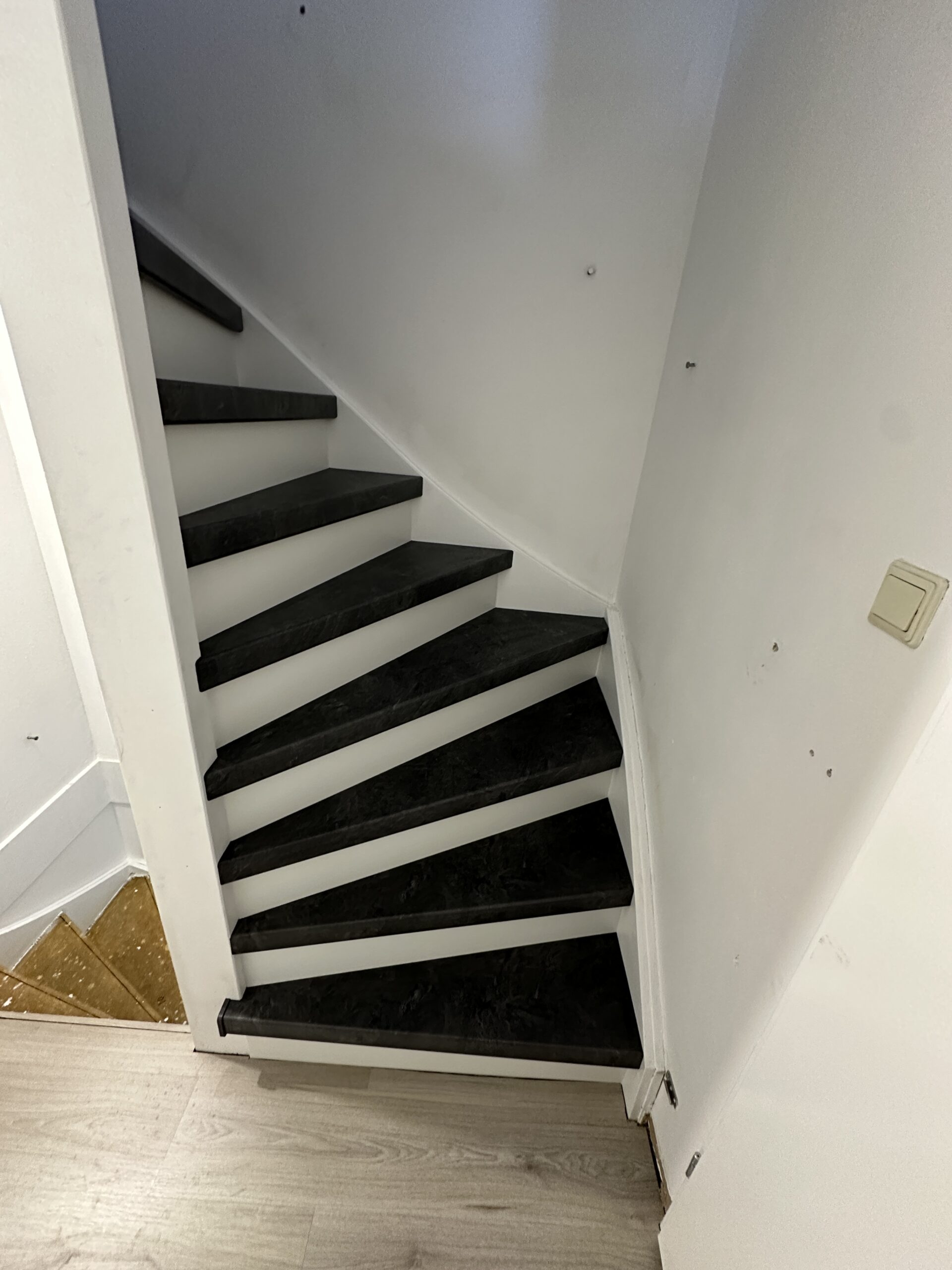 Voor deze klant in Leidschendam hebben we een open trap mogen renoveren. Als eerst hebben we op wens van de klant de open trap dicht gemaakt. De klant koos voor het Mustang decor met witte stootborden. De laatste trede is mooi afgewerkt met een zwart aluminium profiel.