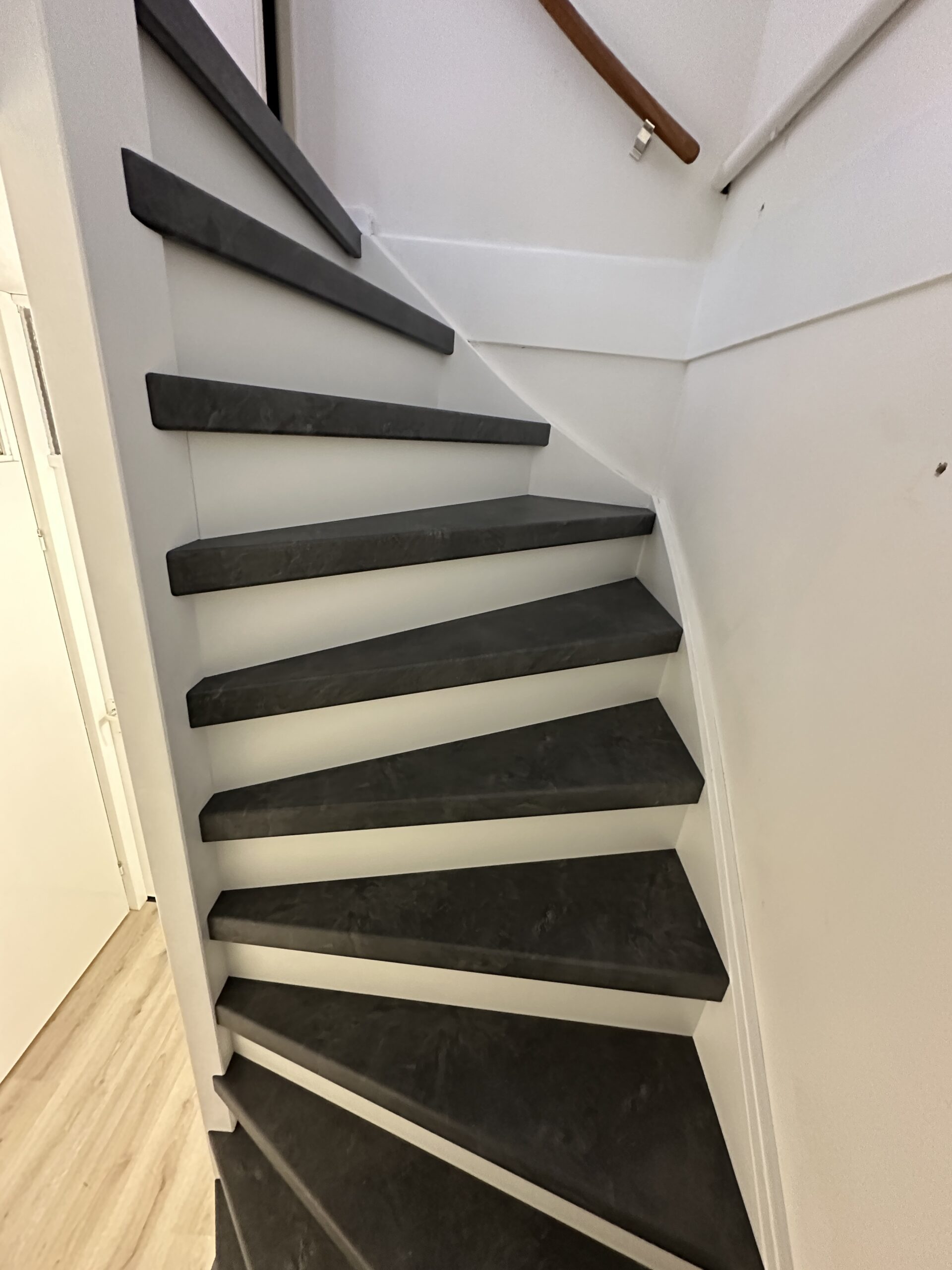Voor deze klant in Leidschendam hebben we een open trap mogen renoveren. Als eerst hebben we op wens van de klant de open trap dicht gemaakt. De klant koos voor het Mustang decor met witte stootborden. De laatste trede is mooi afgewerkt met een zwart aluminium profiel.